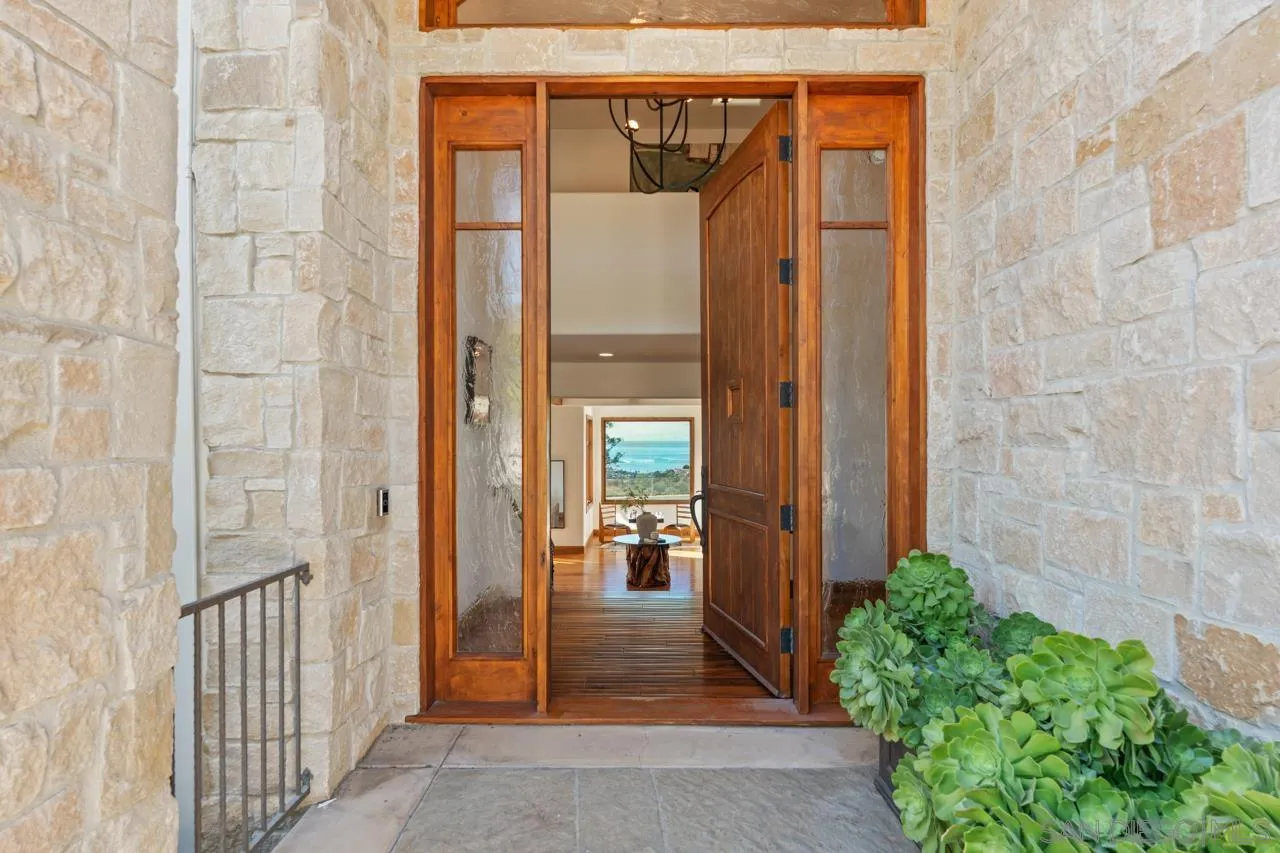 https://cdn.realtyfeed.com/cdn/127/260015671/c6c7f29f1333354aec42fb04c8f70b19.webp