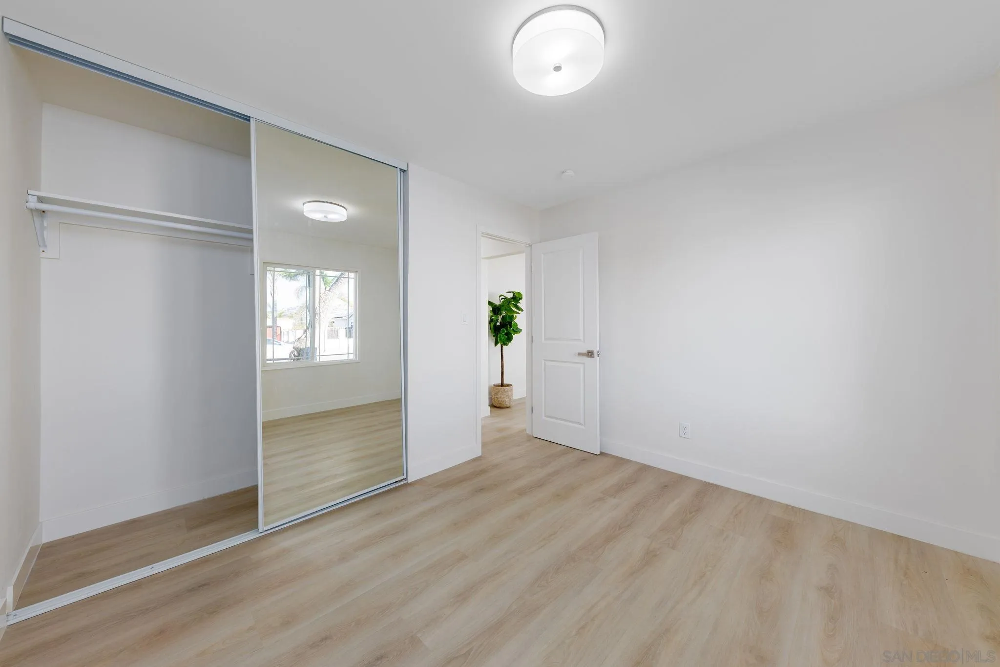 https://cdn.realtyfeed.com/cdn/127/260015673/789b0b4e86148cb30485781fb0972701.webp