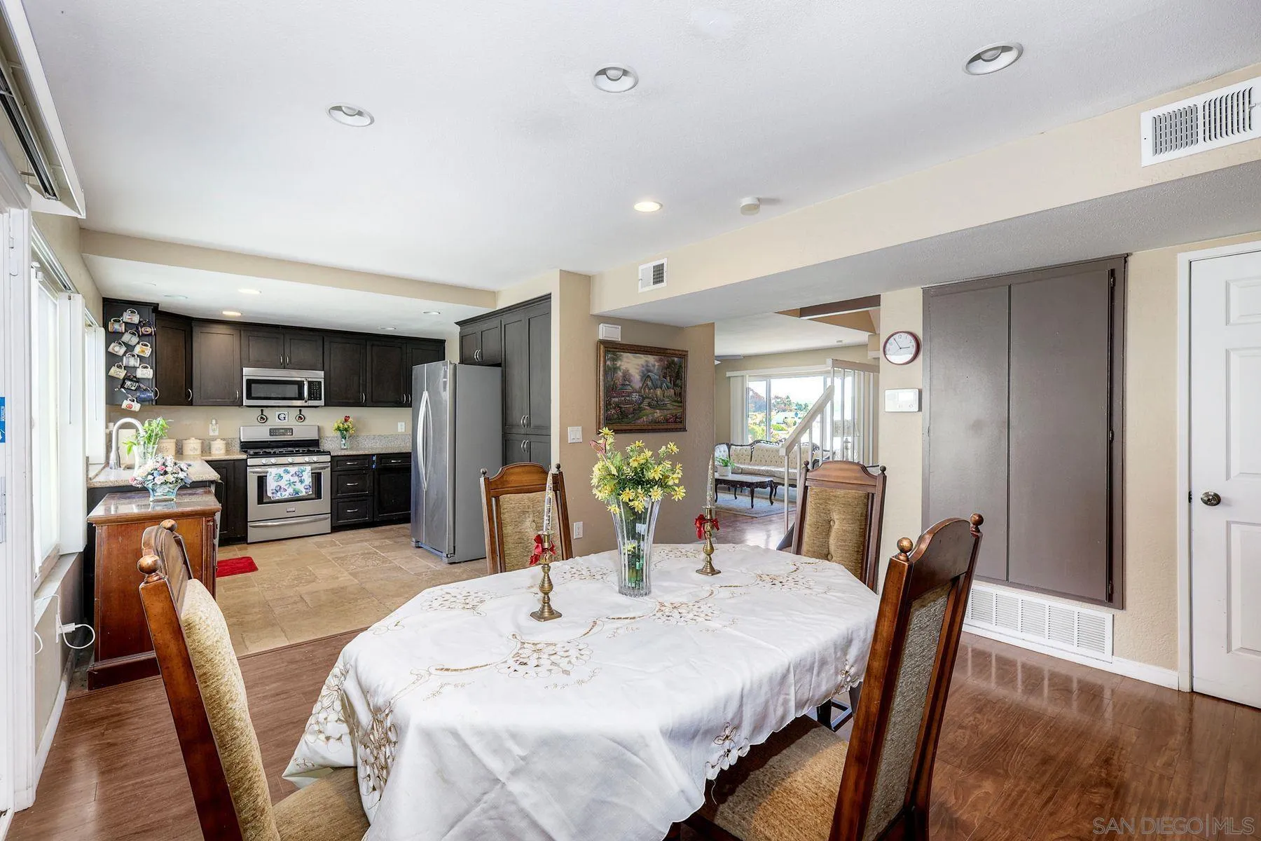 https://cdn.realtyfeed.com/cdn/127/260015676/a351cb7217b45bfe7a5b63b57b86a8e7.webp