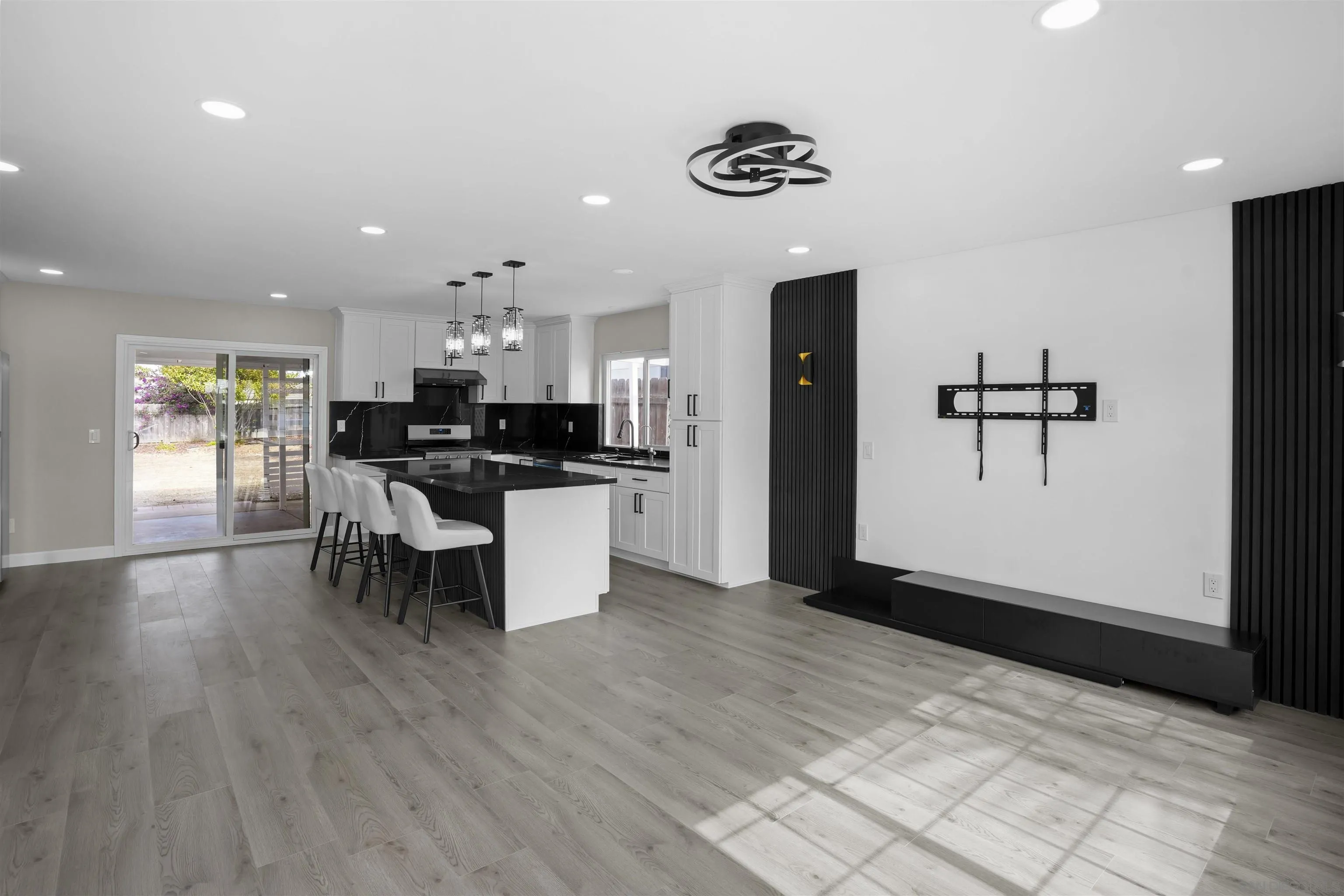 https://cdn.realtyfeed.com/cdn/127/260015677/a28bbb60770b3de36469cb3c734bc50c.webp