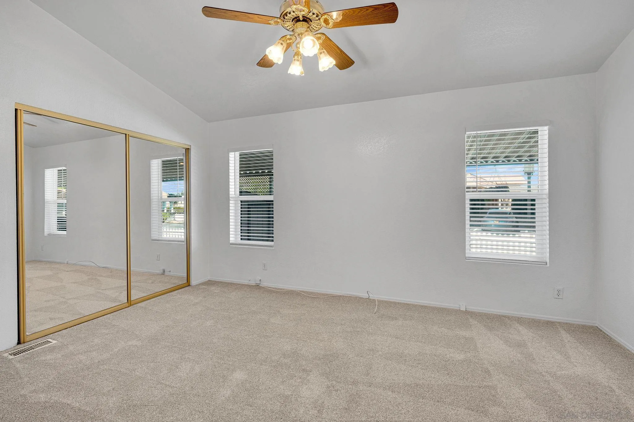 https://cdn.realtyfeed.com/cdn/127/260015684/566a3471aa528112de82a796b0d6b4e2.webp