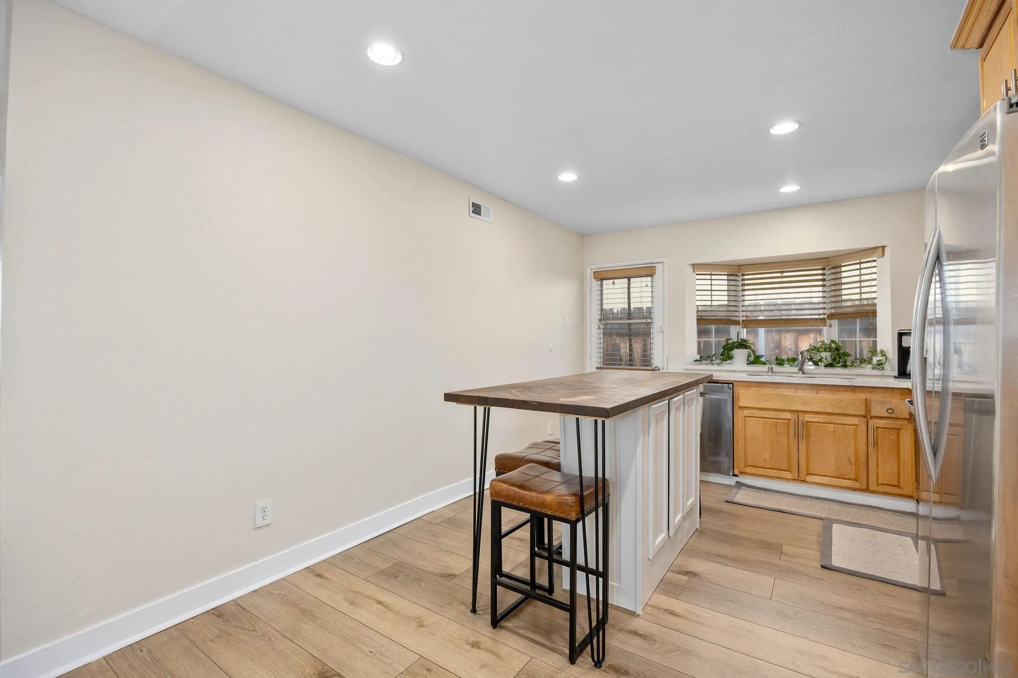 https://cdn.realtyfeed.com/cdn/127/260015685/7e1dd0392faab4d0cfd120ae815dae8a.webp