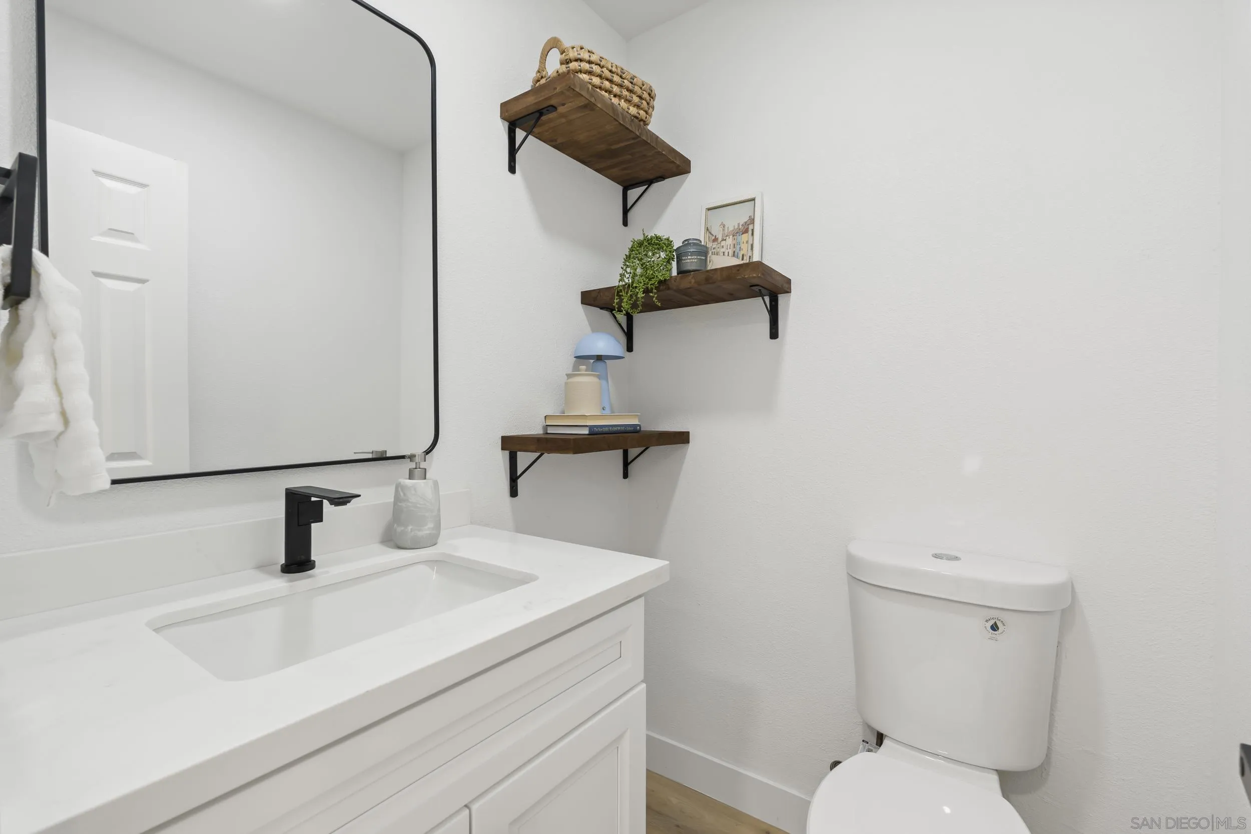 https://cdn.realtyfeed.com/cdn/127/260015688/2d3930a43ce9fbd7ecbe992407dd72af.webp