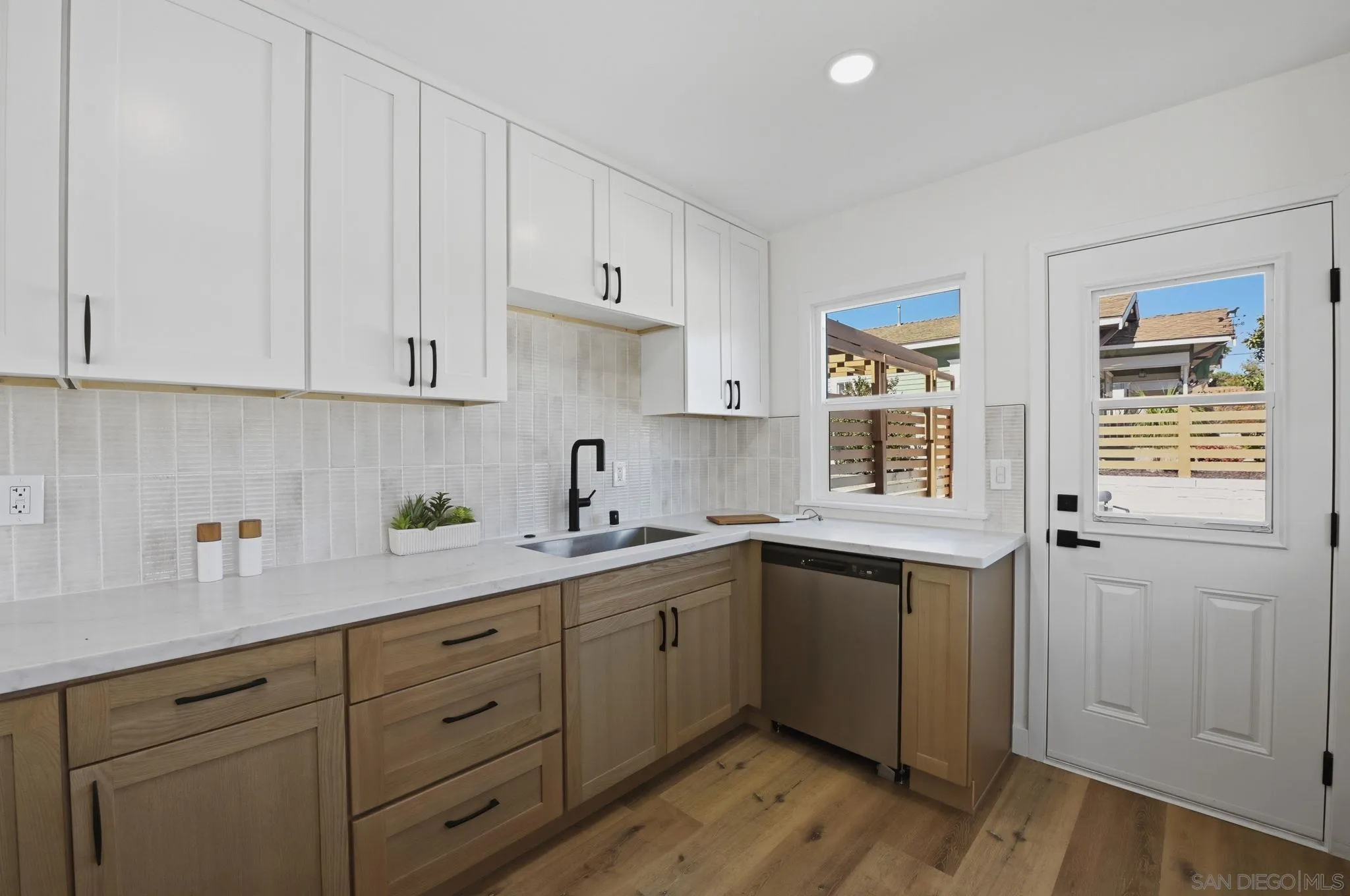https://cdn.realtyfeed.com/cdn/127/260015692/3ac49b86dce5b544f05934e3b93a0d4d.webp