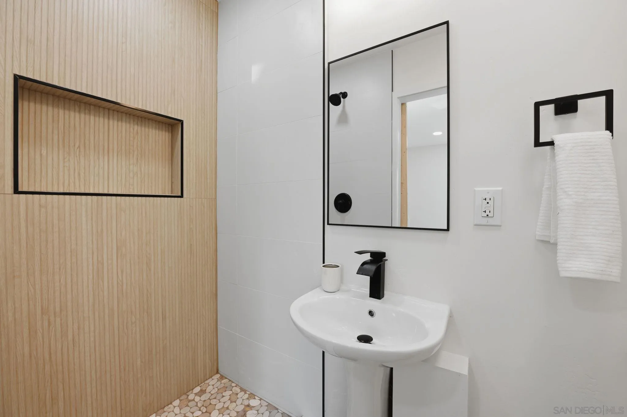 https://cdn.realtyfeed.com/cdn/127/260015692/def39619bb3be38c37a59afed0a34b64.webp