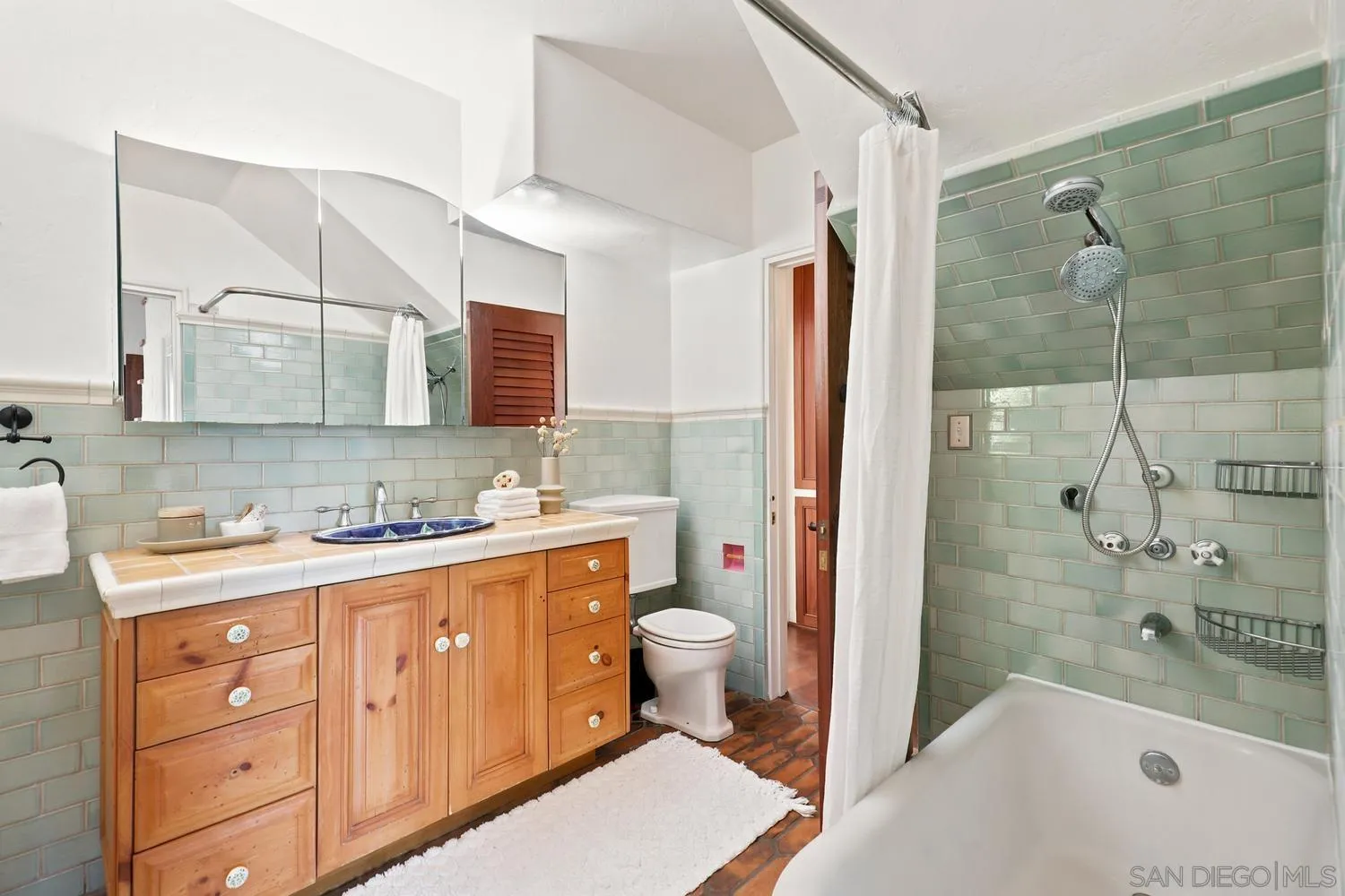 https://cdn.realtyfeed.com/cdn/127/260015695/004d601be3345bf1866d70c668407096.webp