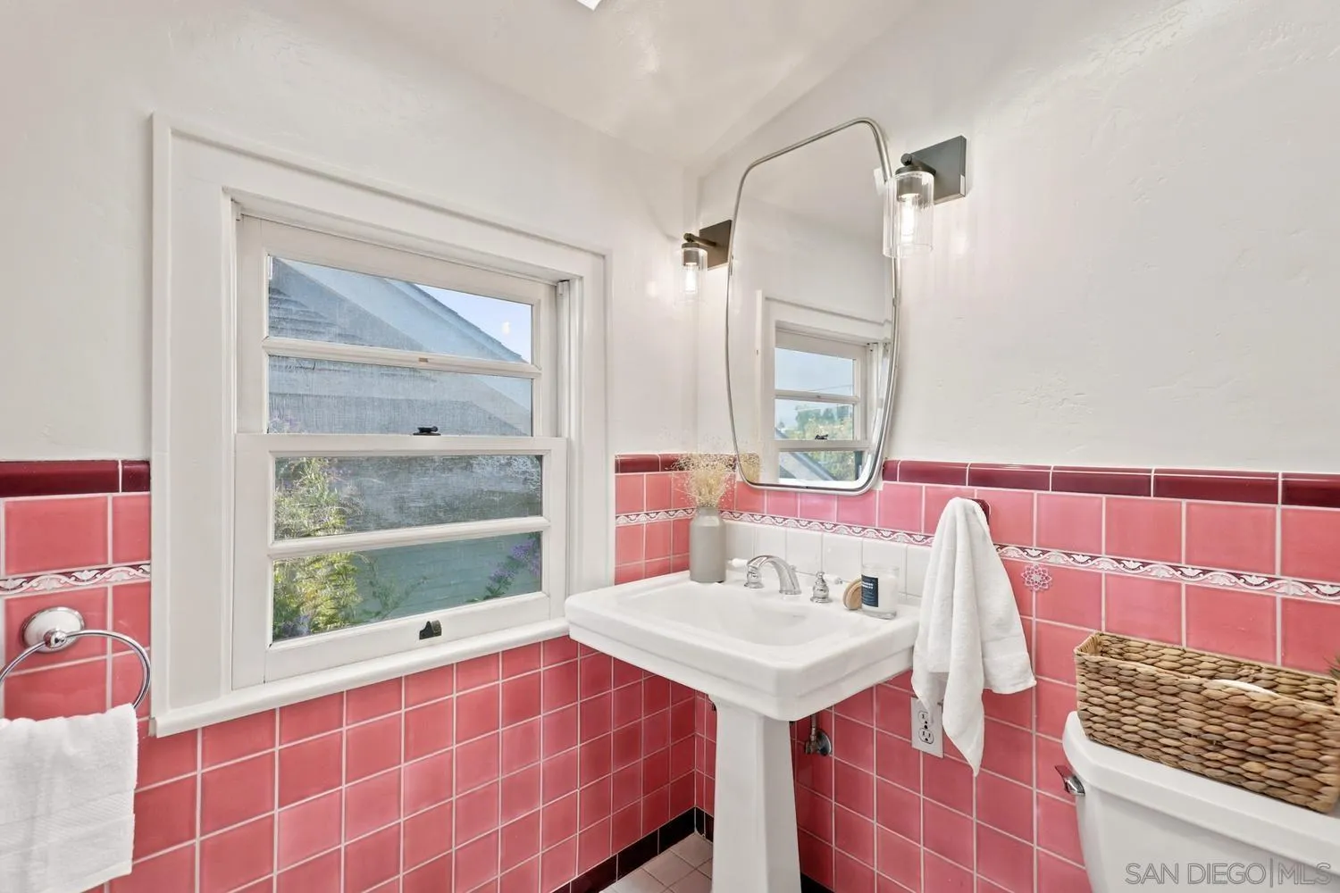 https://cdn.realtyfeed.com/cdn/127/260015695/98f0e31982a0721fb0038465fa44d228.webp