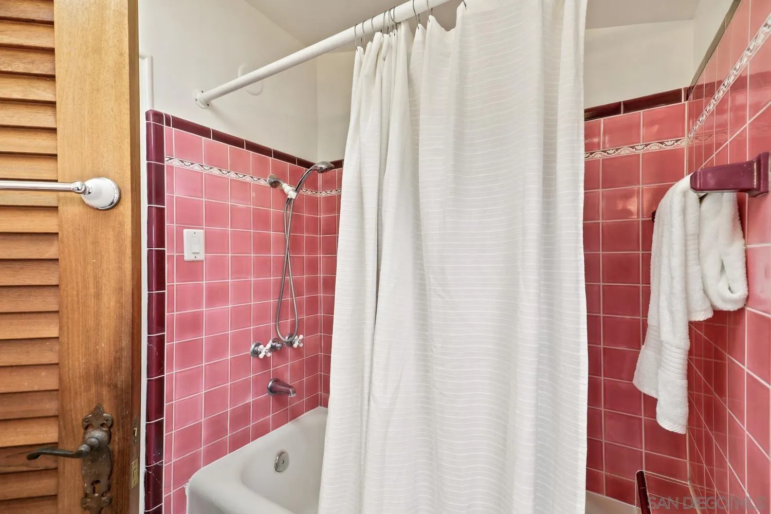 https://cdn.realtyfeed.com/cdn/127/260015695/b1e158286a9d6a4ba3686b73c5ecb637.webp