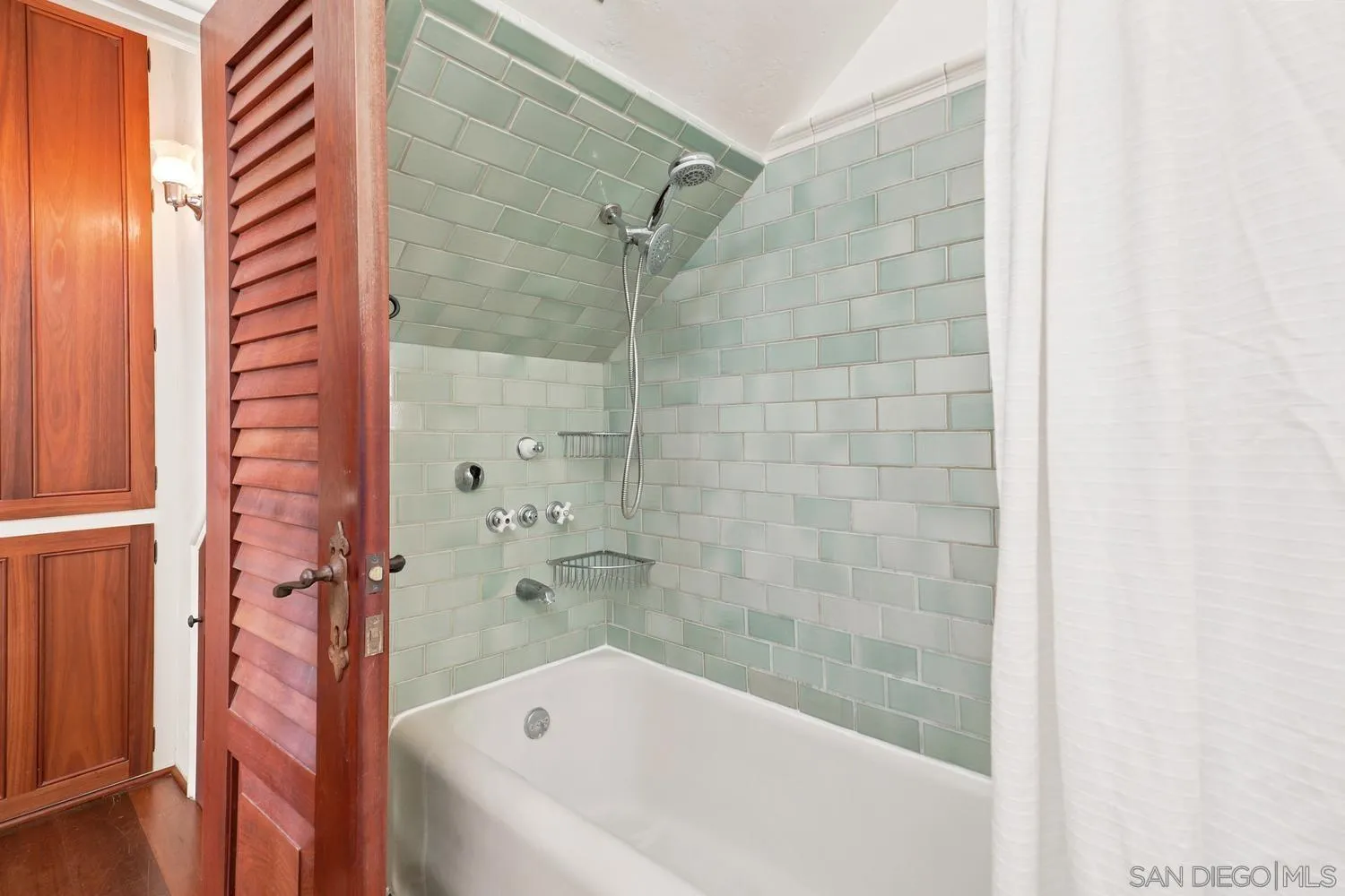 https://cdn.realtyfeed.com/cdn/127/260015695/c5b743c2fac4f118f7db75df36f968dc.webp