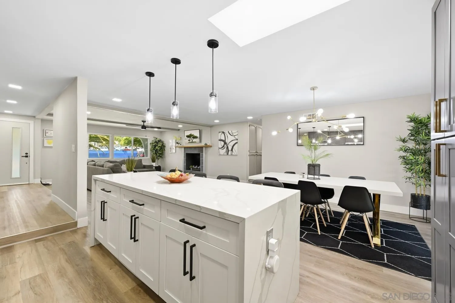 https://cdn.realtyfeed.com/cdn/127/260015698/314ac021f0767d3457e487baccec7d5a.webp