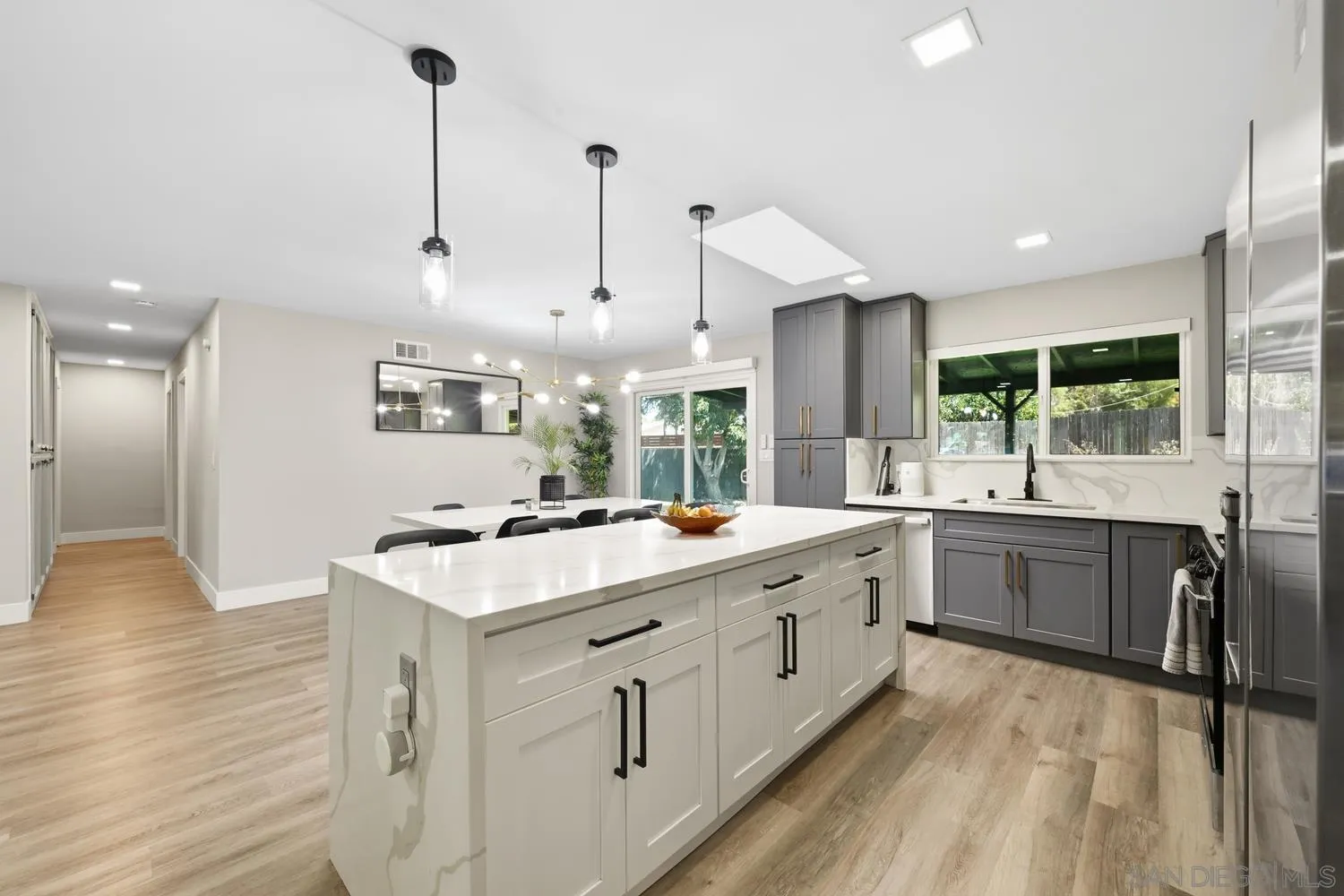 https://cdn.realtyfeed.com/cdn/127/260015698/6ef82778ded909db76172fb82714d881.webp
