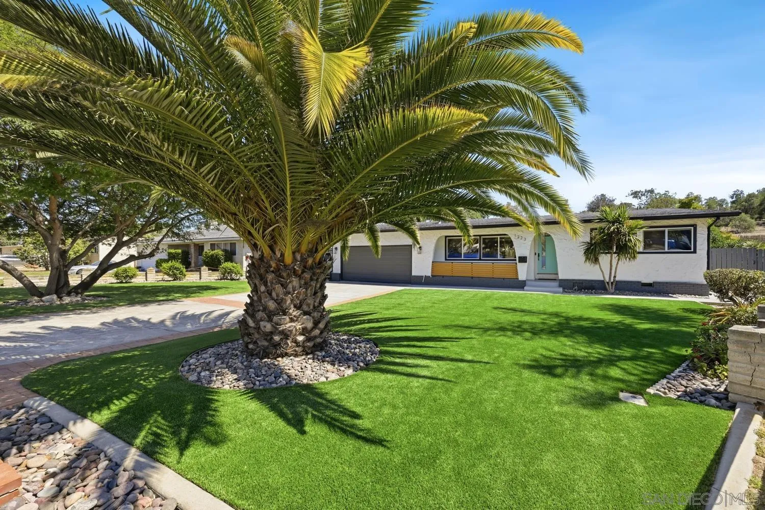 https://cdn.realtyfeed.com/cdn/127/260015698/e1fd20a961242fb260a3c833324793db.webp