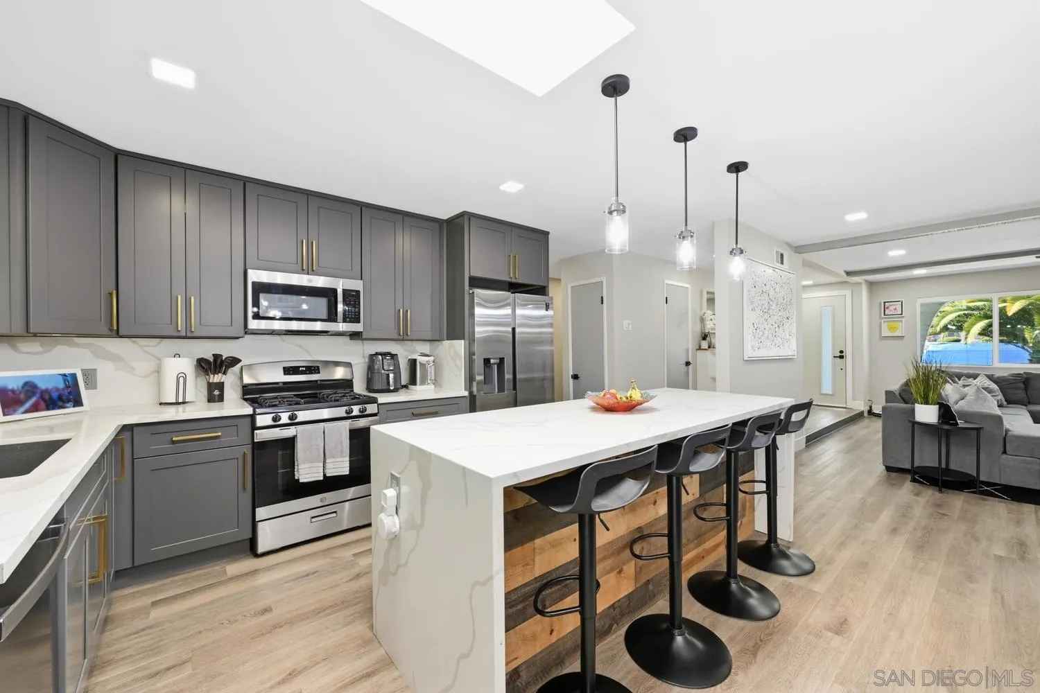 https://cdn.realtyfeed.com/cdn/127/260015698/f83d43817f238c3ca806732cf2436ae0.webp