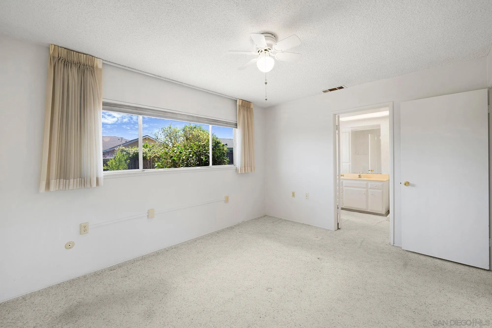 https://cdn.realtyfeed.com/cdn/127/260015701/0dd3776e98bd1aed791803998ff95a23.webp
