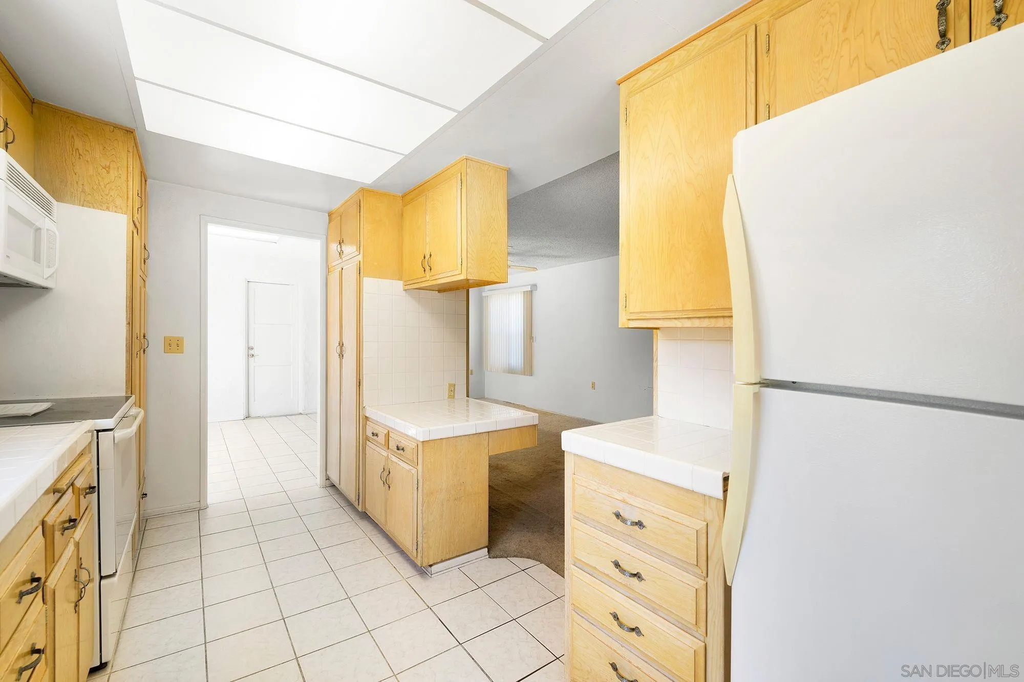 https://cdn.realtyfeed.com/cdn/127/260015701/389f660b406d4b1ae2c8756d58656c27.webp