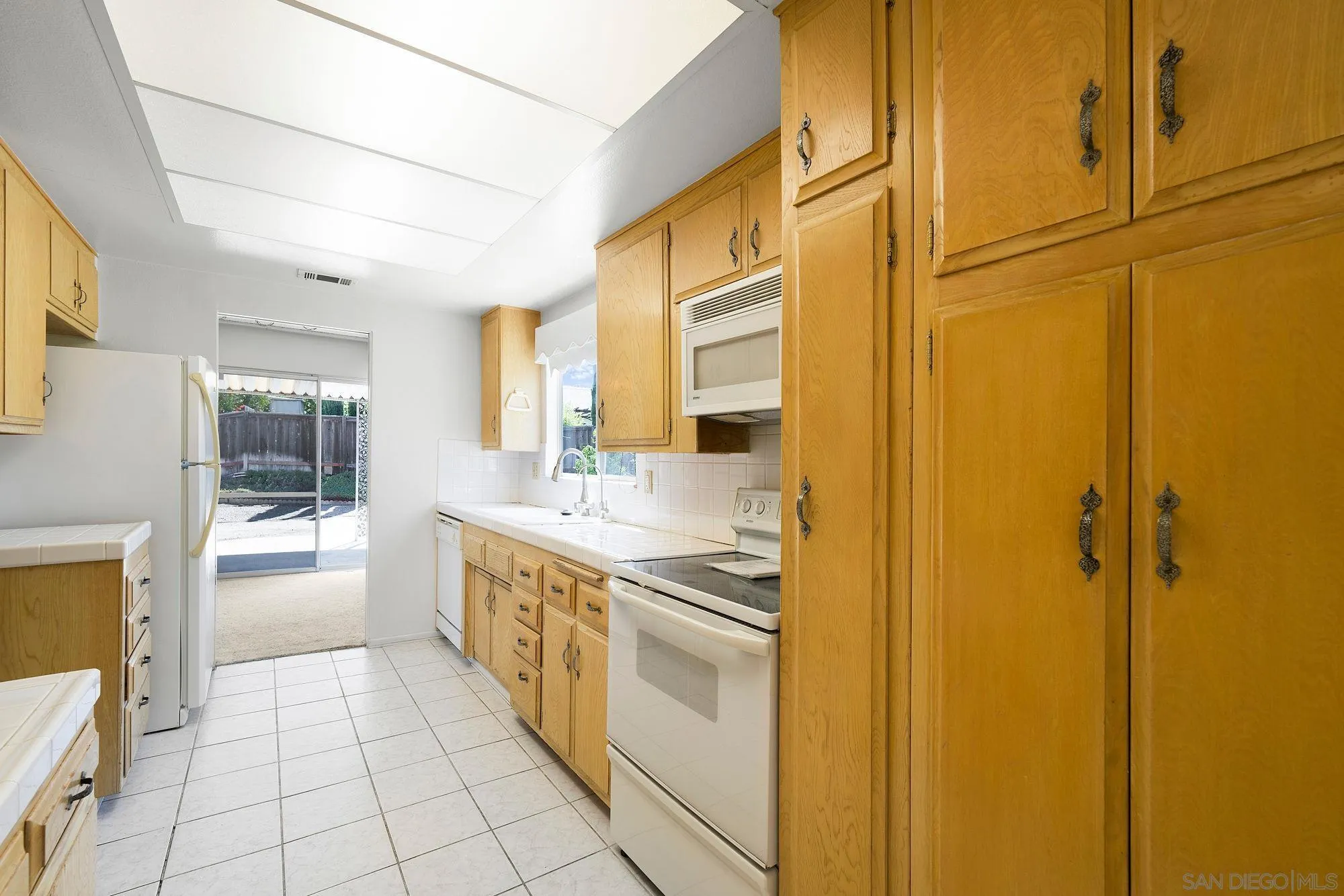https://cdn.realtyfeed.com/cdn/127/260015701/63fccd5515d980acf08ab977b4bce3c1.webp