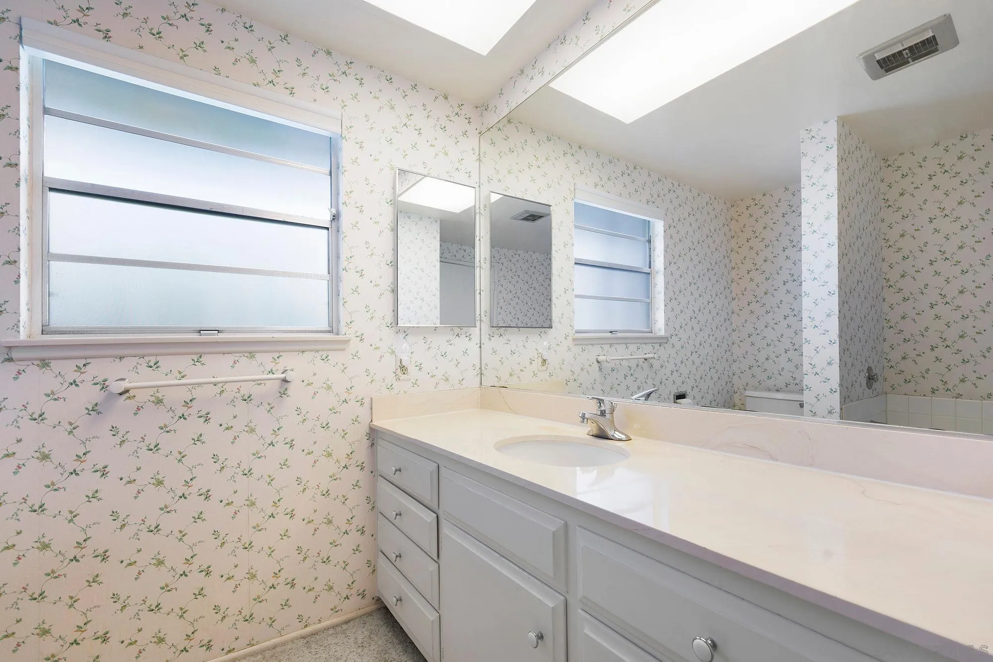 https://cdn.realtyfeed.com/cdn/127/260015701/b1bf9ba6eca6dc073ecbf16fe159e1c3.webp