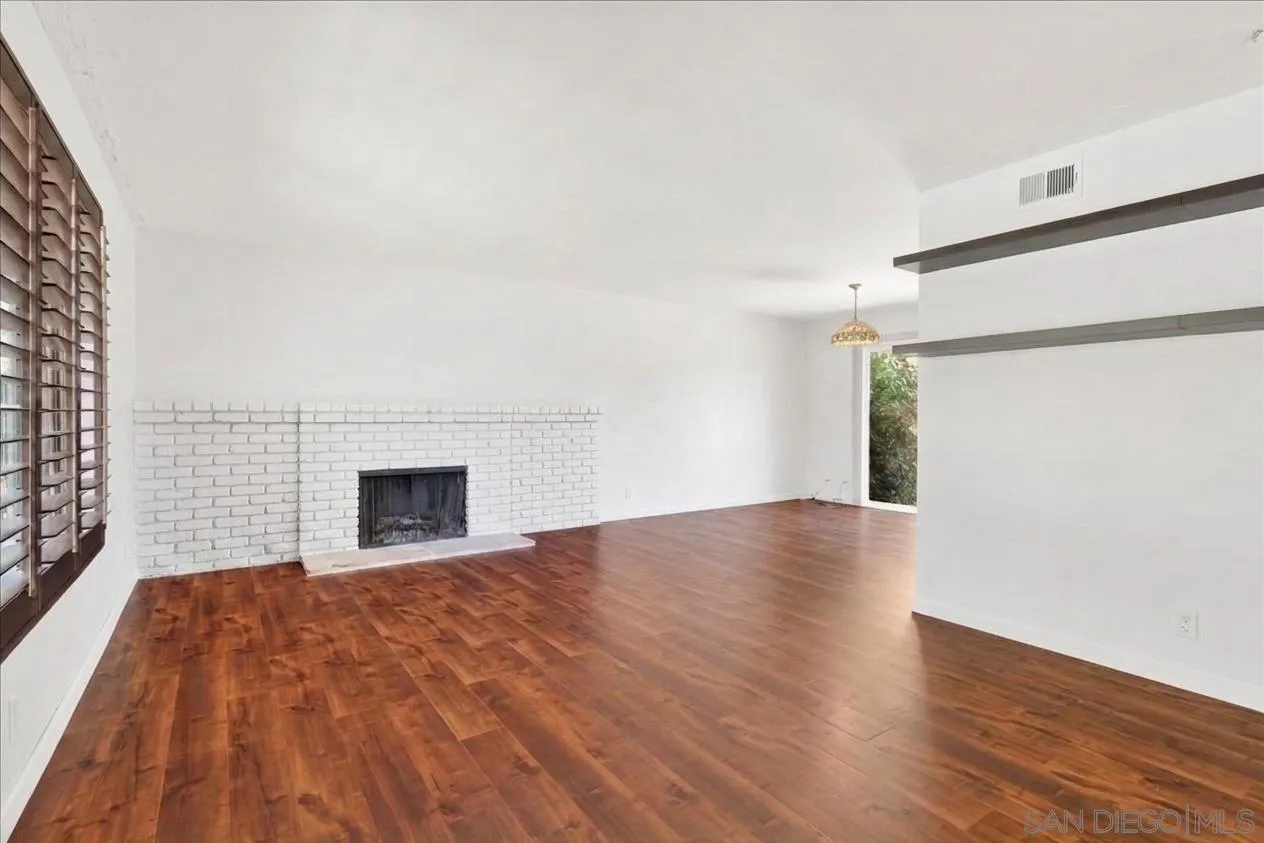 https://cdn.realtyfeed.com/cdn/127/260015711/9aa4f7e60a9fe1ce967683dd37f404fc.webp