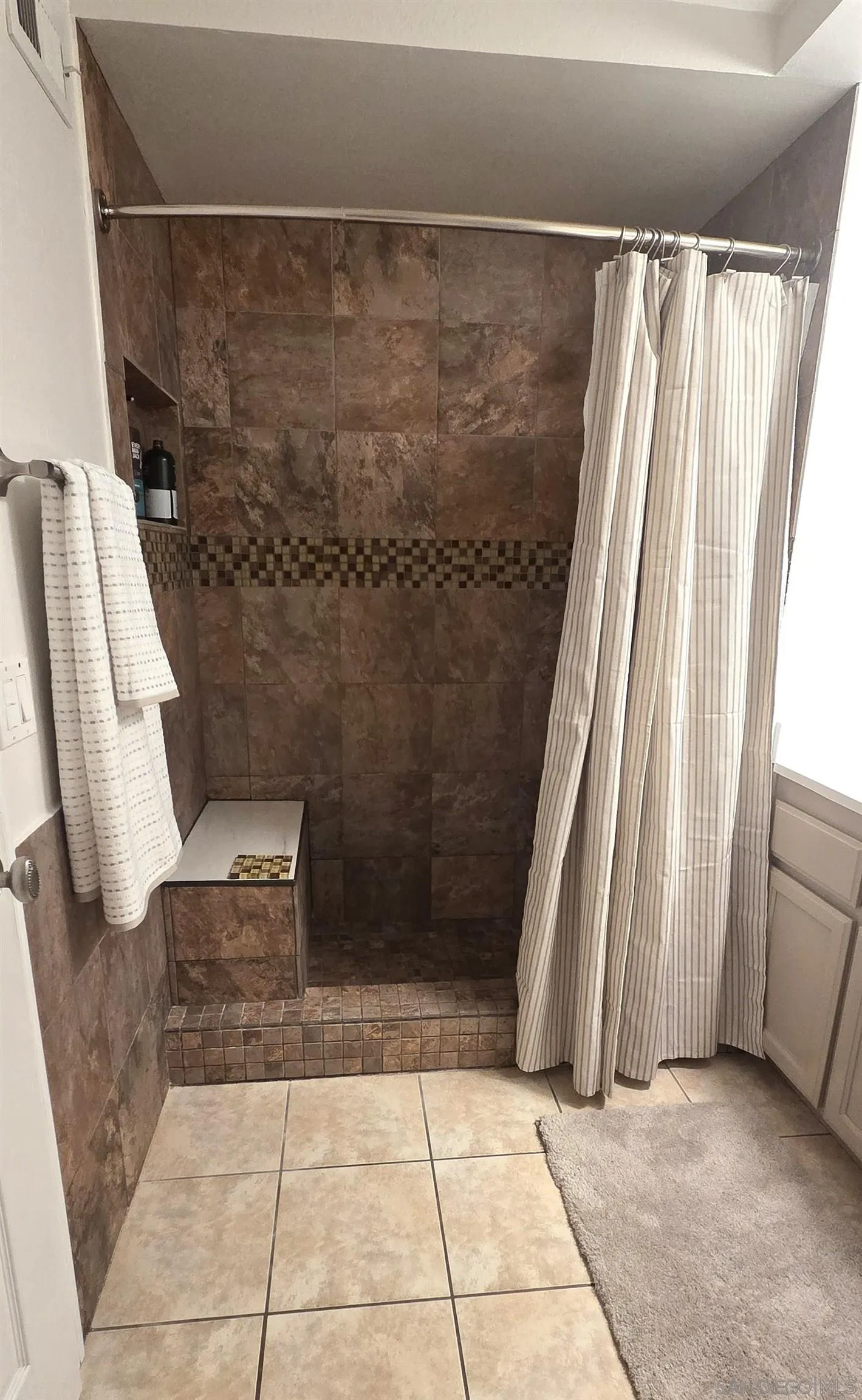 https://cdn.realtyfeed.com/cdn/127/260015712/e73a77d06fef474e9443ce7fc0414705.webp