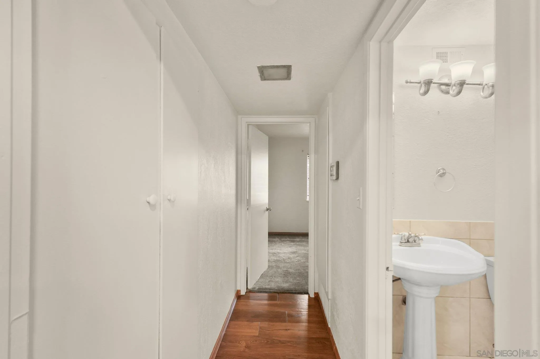 https://cdn.realtyfeed.com/cdn/127/260015717/1a35617f2cd91dc32b63fd5907118e62.webp