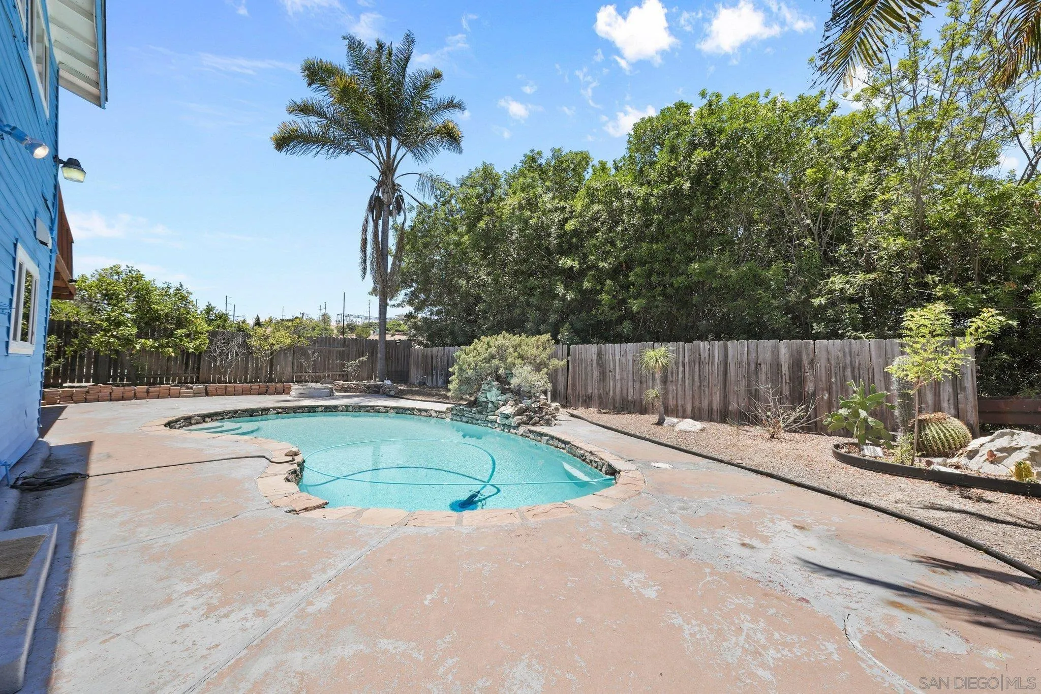 https://cdn.realtyfeed.com/cdn/127/260015717/439ed1088d7b09a05f97529a12dd6245.webp