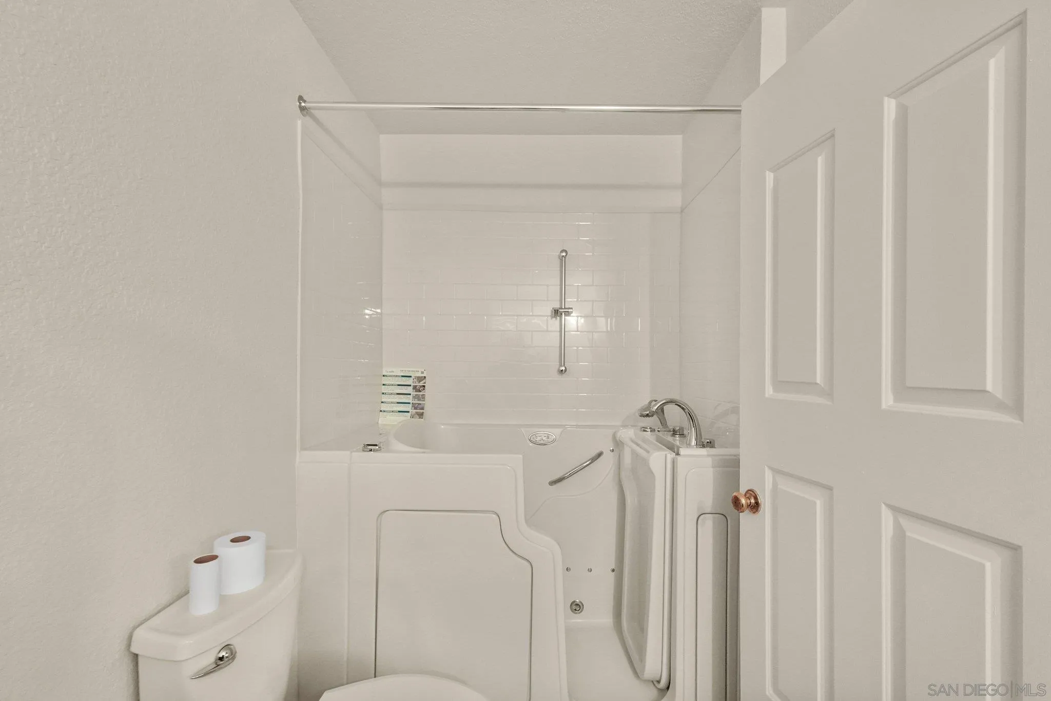 https://cdn.realtyfeed.com/cdn/127/260015717/4efe2092fc97425e24e306bb0bf9a2aa.webp