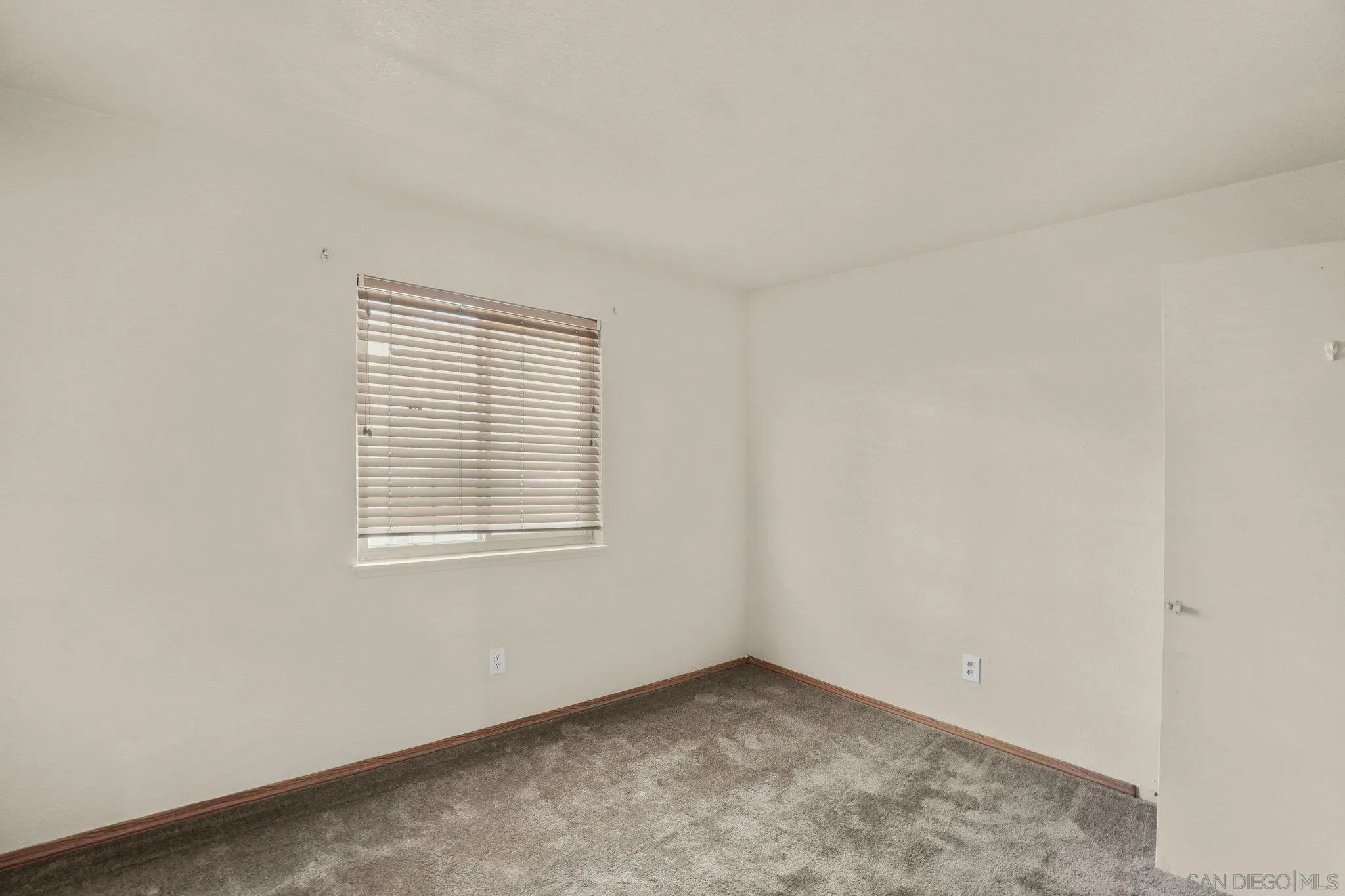 https://cdn.realtyfeed.com/cdn/127/260015717/9ff5d97bdf6b52f17d8e20122e0b34ab.webp