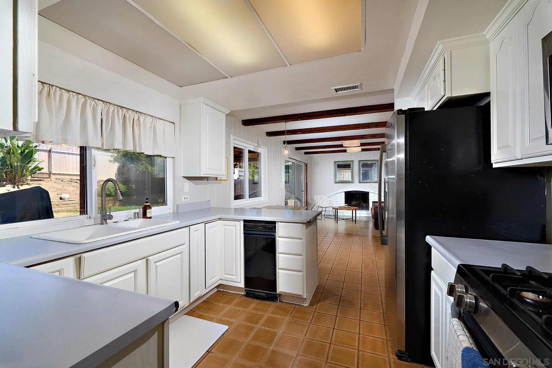https://cdn.realtyfeed.com/cdn/127/260015721/c2e4c492f4675d7891dae56844e0c9cf.webp