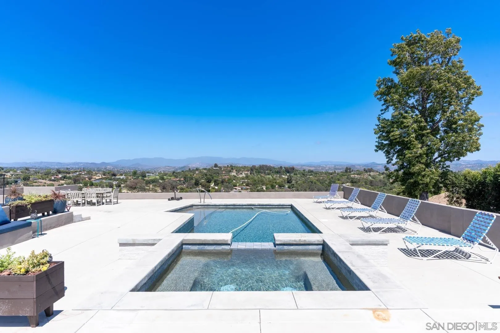 https://cdn.realtyfeed.com/cdn/127/260015726/297da263222e850965a1c6c22ec866a8.webp