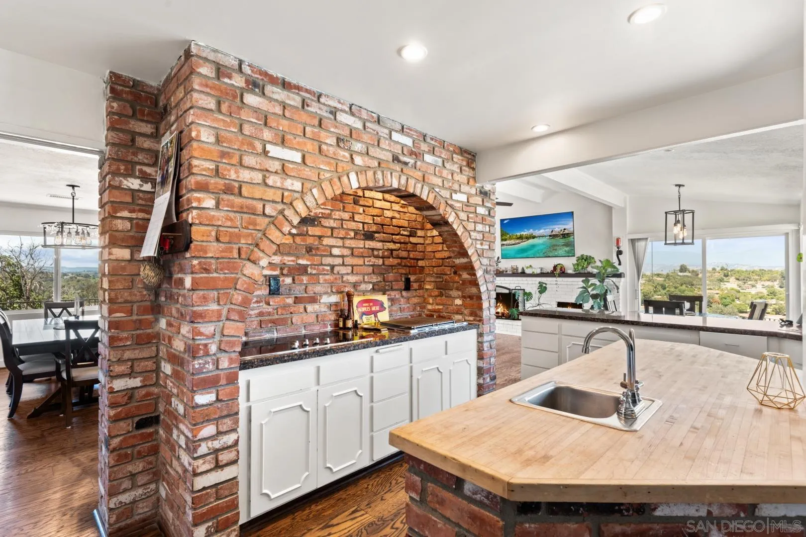https://cdn.realtyfeed.com/cdn/127/260015726/4a557e7dec8a66e6ac456b22c940ec5d.webp