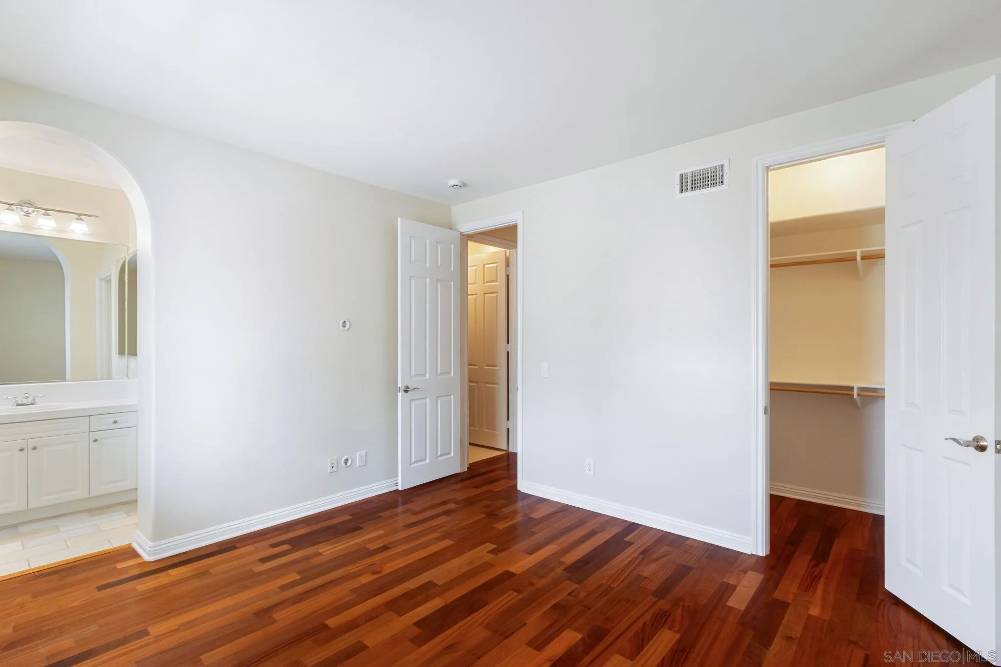 https://cdn.realtyfeed.com/cdn/127/260015733/0b9e002ec093960b63bf5d92172f57e3.webp