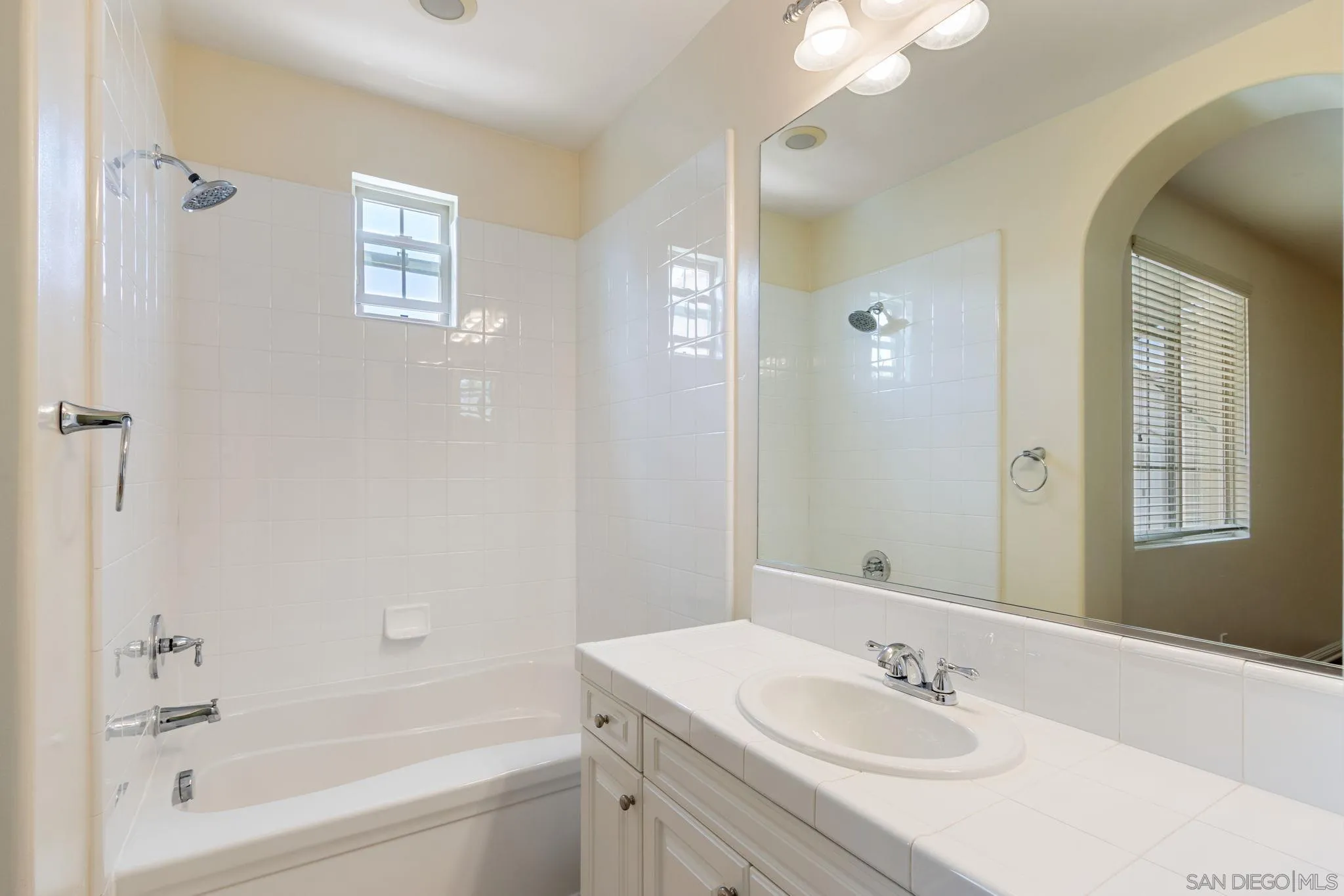 https://cdn.realtyfeed.com/cdn/127/260015733/16793eb121534149bba4212284c49425.webp