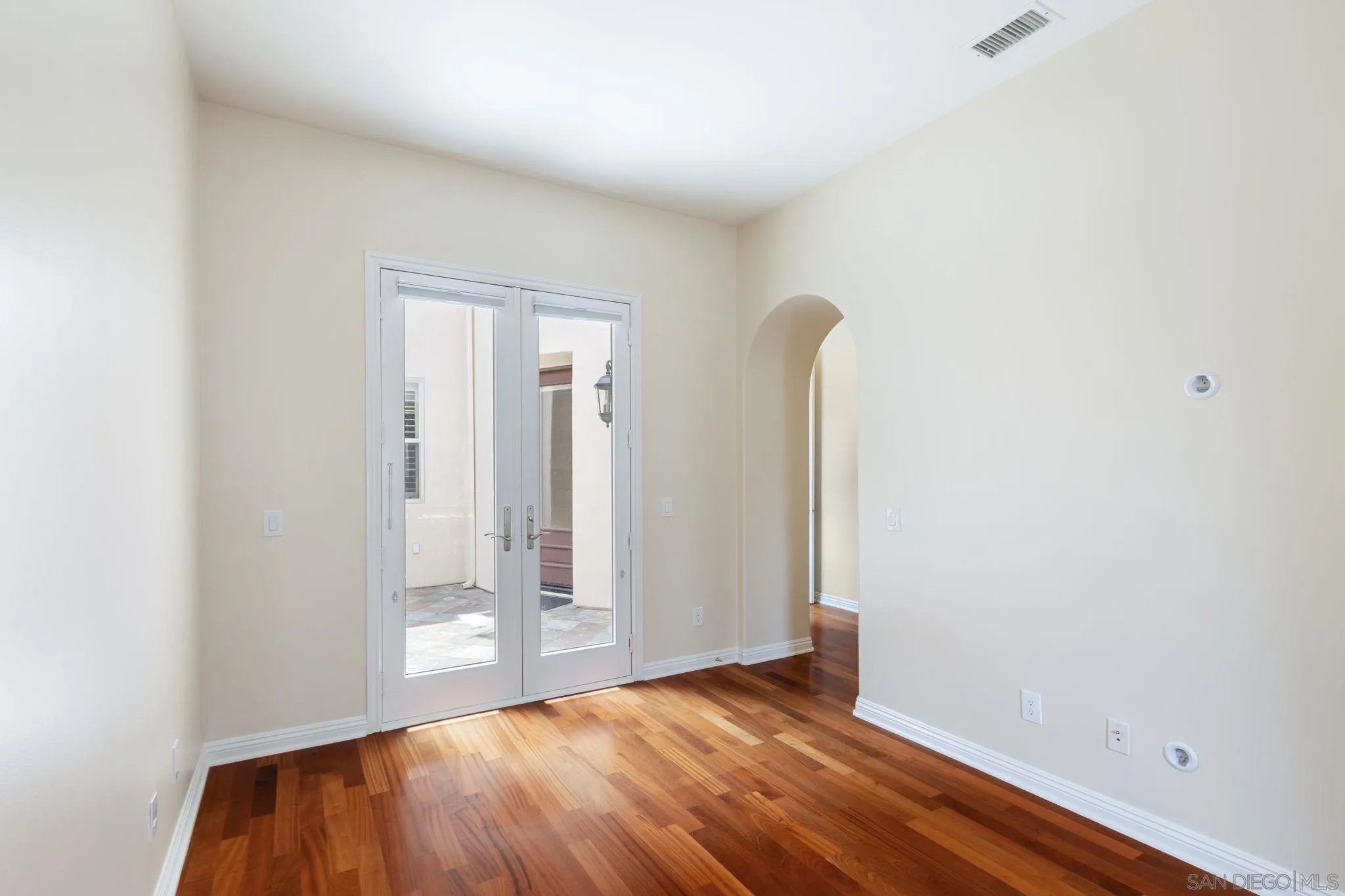 https://cdn.realtyfeed.com/cdn/127/260015733/29da56b9a1dfe3d6120a06296e7cfe21.webp