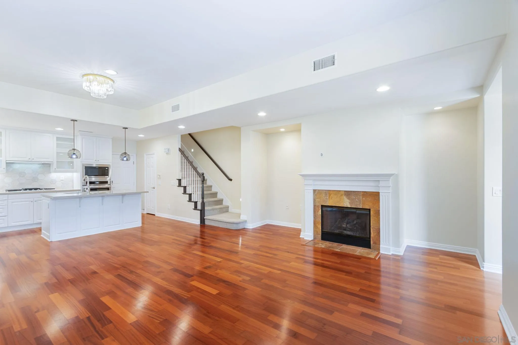 https://cdn.realtyfeed.com/cdn/127/260015733/2c4ab460ef3d8e1603f2c2d8b682b4eb.webp