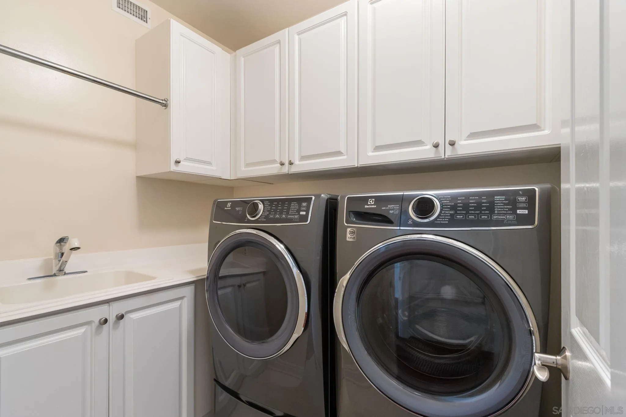 https://cdn.realtyfeed.com/cdn/127/260015733/3e571dbc434c4d40d5243b9bf6af89fb.webp