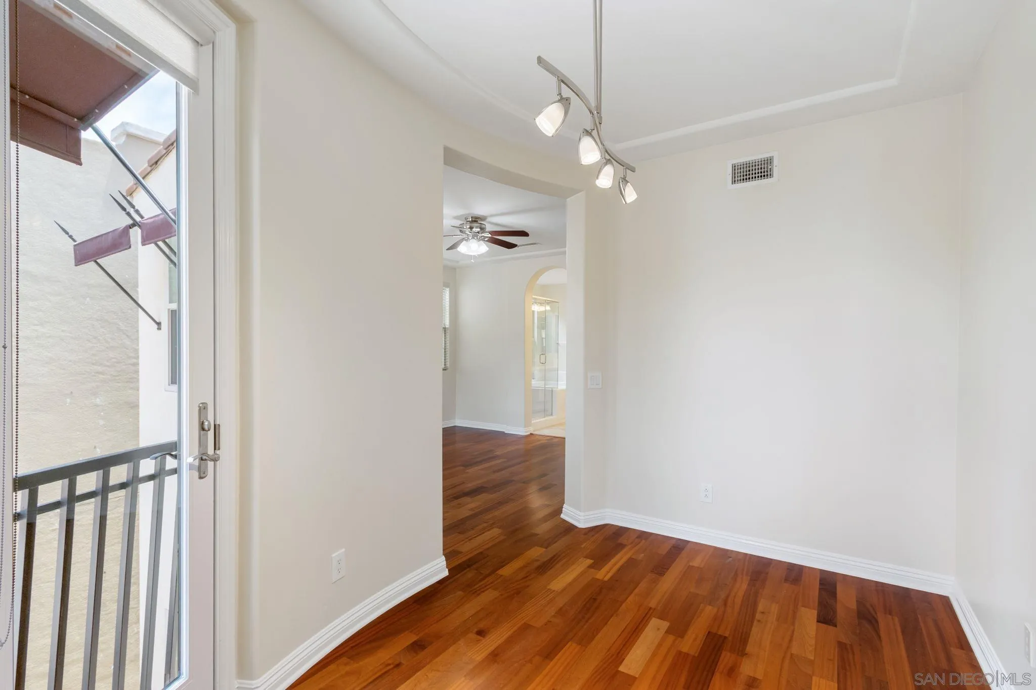 https://cdn.realtyfeed.com/cdn/127/260015733/828b127ea6fa7617b2013959b887b0b9.webp
