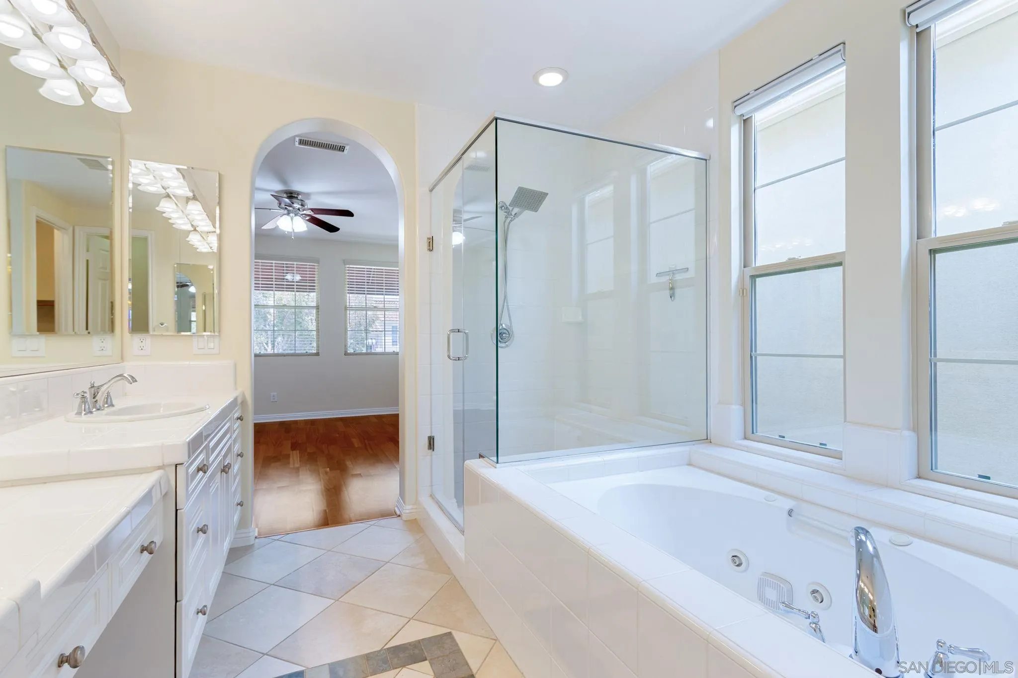 https://cdn.realtyfeed.com/cdn/127/260015733/da286645a72bbd3419391b362a7358a1.webp
