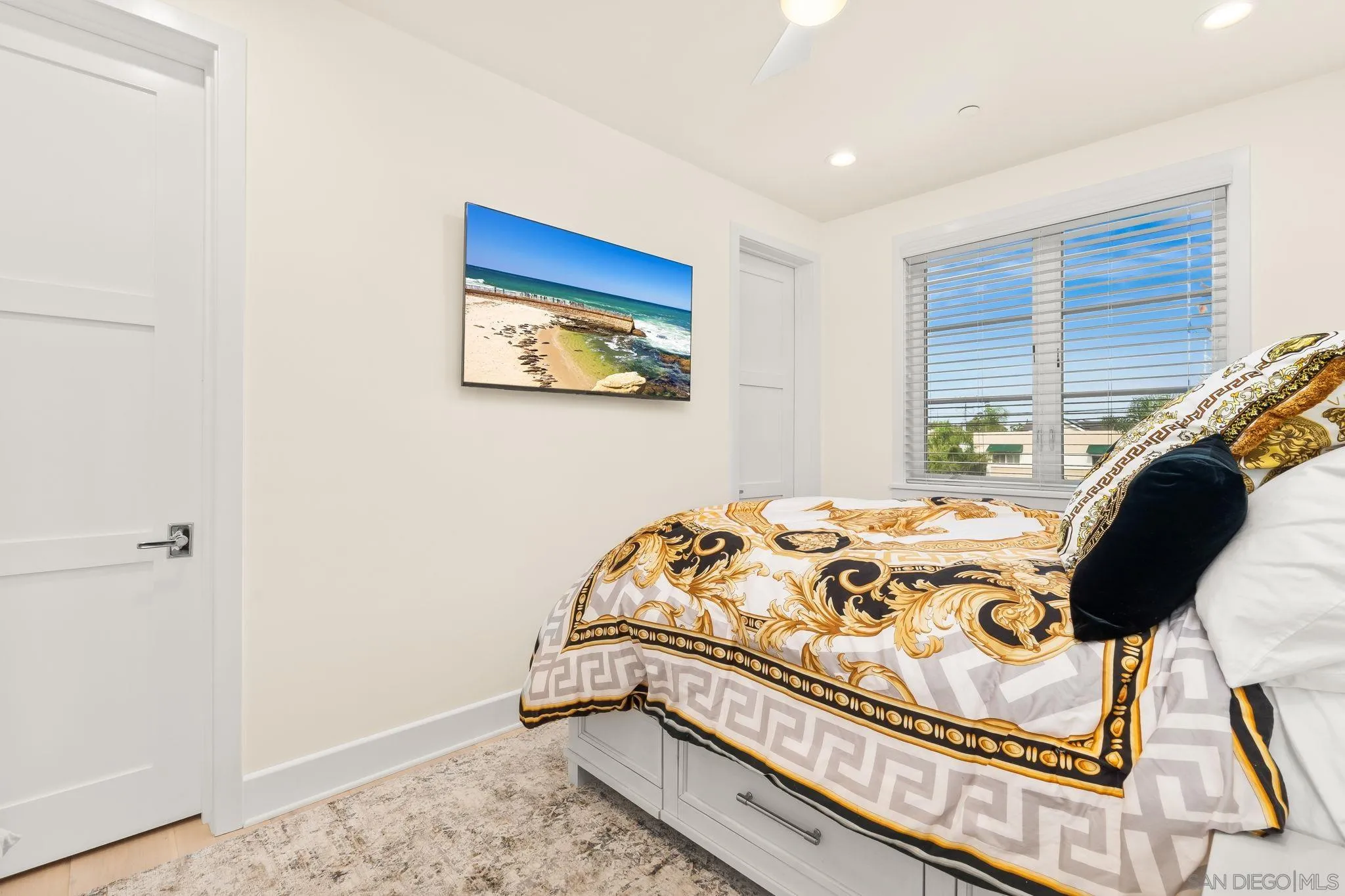 https://cdn.realtyfeed.com/cdn/127/260015735/64bab40f6aba5aa260892b726327321c.webp