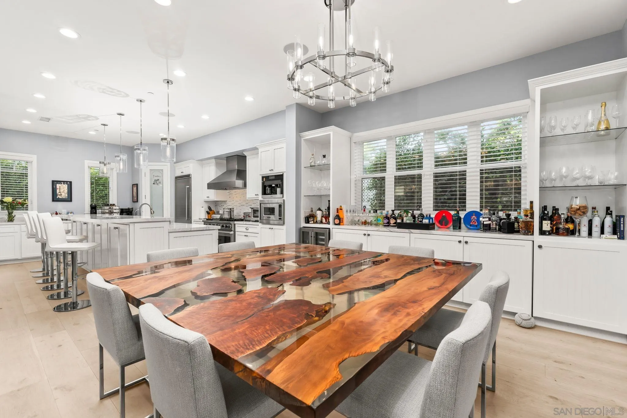 https://cdn.realtyfeed.com/cdn/127/260015735/8fed7b58277d5e89325deddb952ea24e.webp