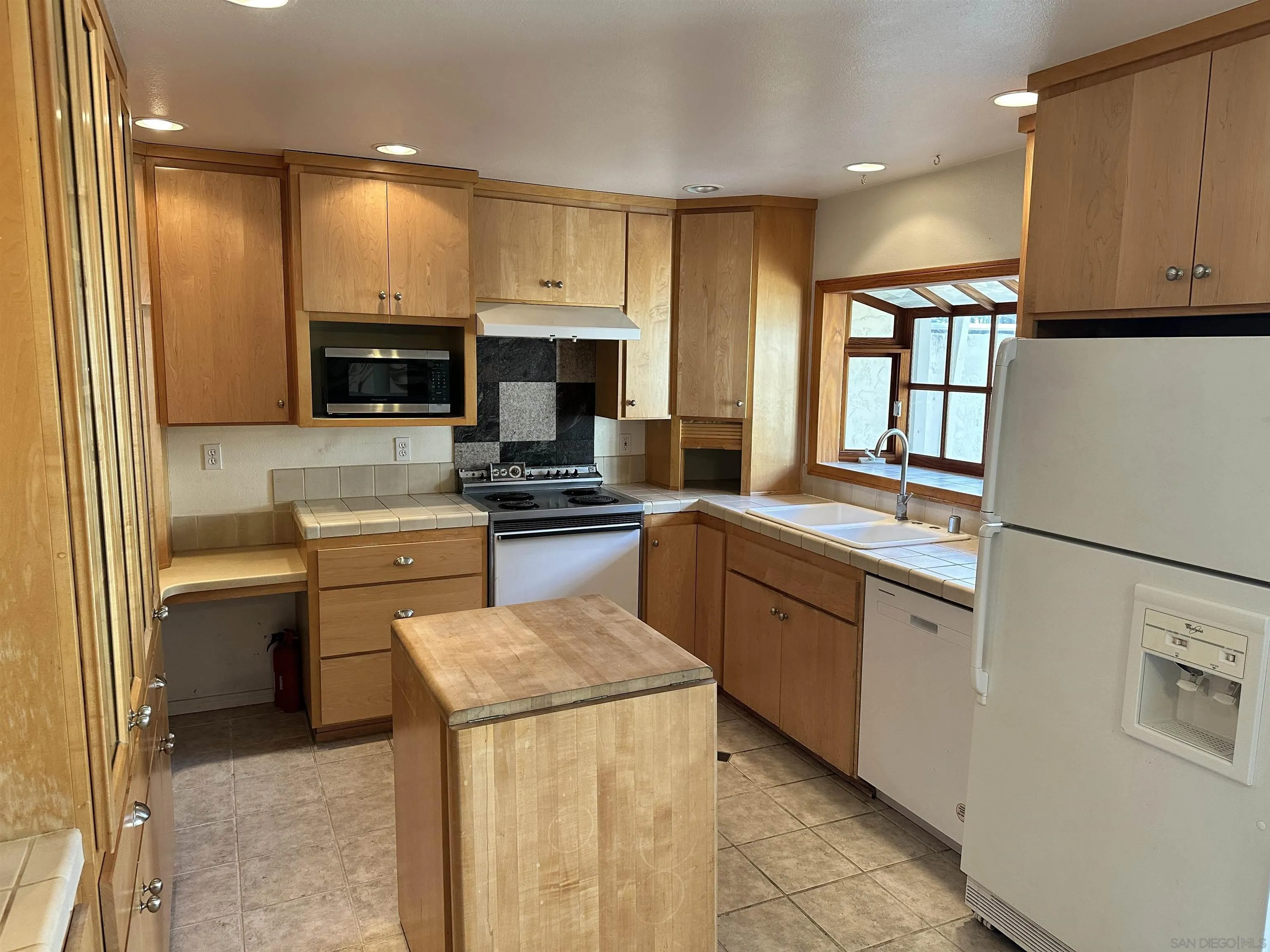 Photo #2: 260015737 Listing: Photo #2