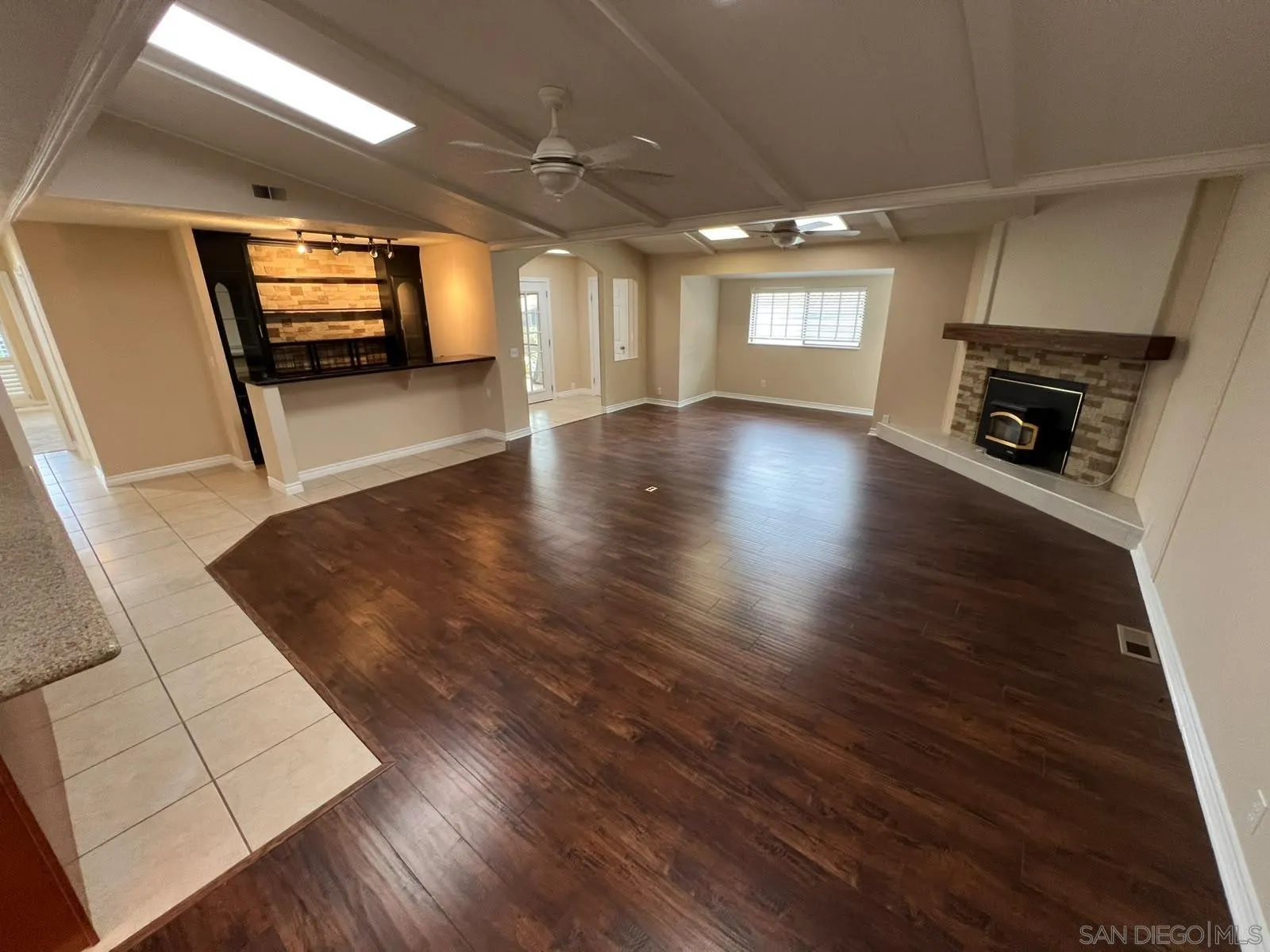 https://cdn.realtyfeed.com/cdn/127/260015743/8cf6fa4d2c3a99d9d32274421beaeb3e.webp