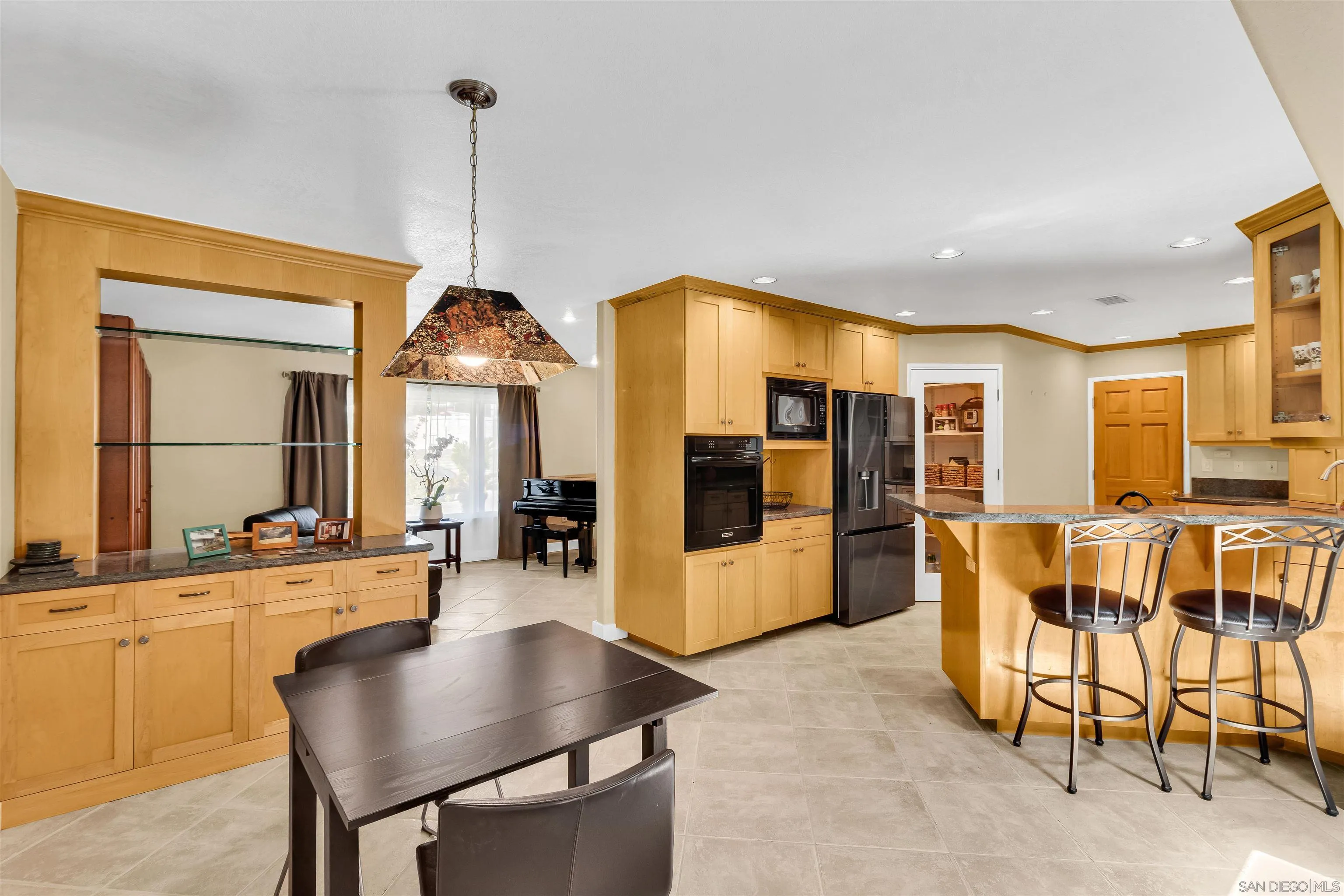 https://cdn.realtyfeed.com/cdn/127/260015772/37a7c5ef63e9e54452f91ebd5c7eb640.webp