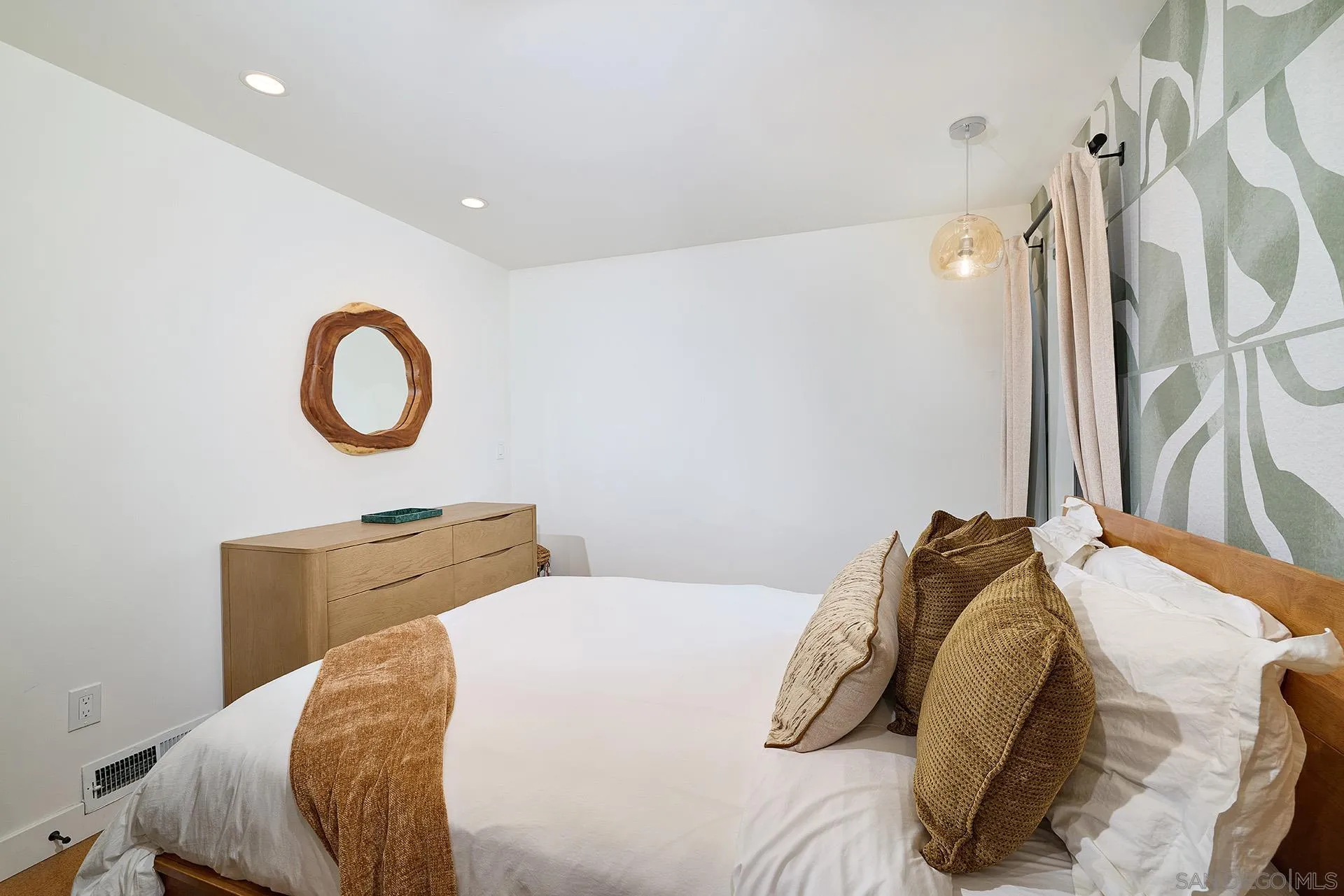 https://cdn.realtyfeed.com/cdn/127/260015783/57179a459bdf0879ea3b8492f833d68e.webp