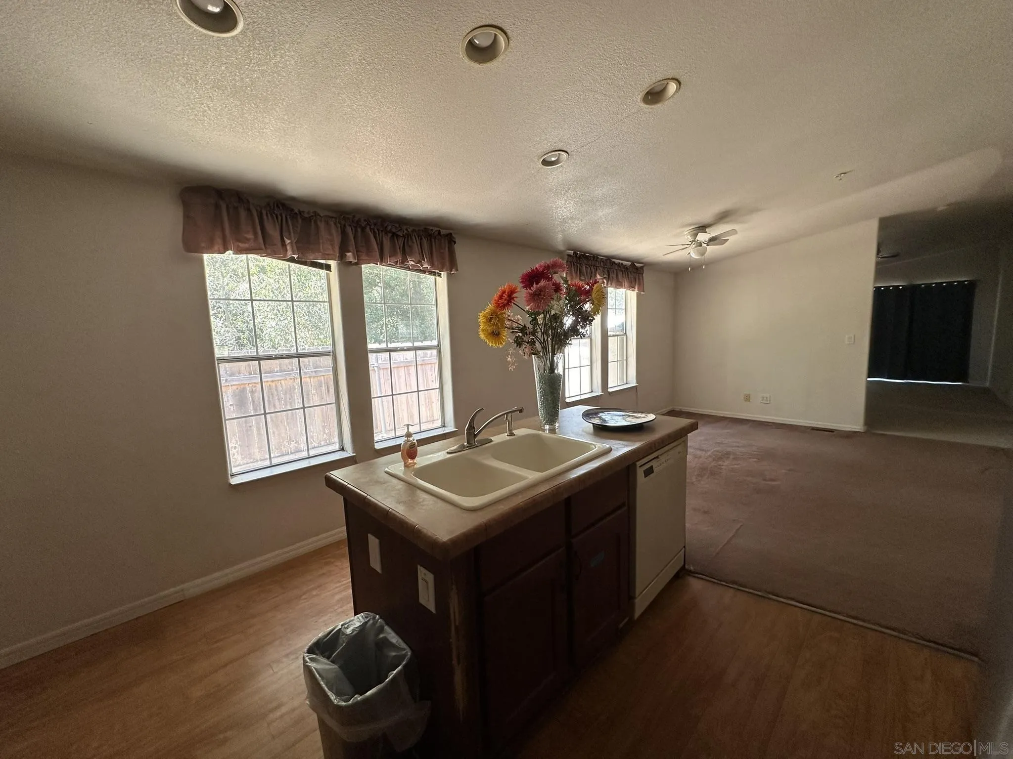 https://cdn.realtyfeed.com/cdn/127/260015795/5079d613d57946a384b6e4b1314a9e1d.webp