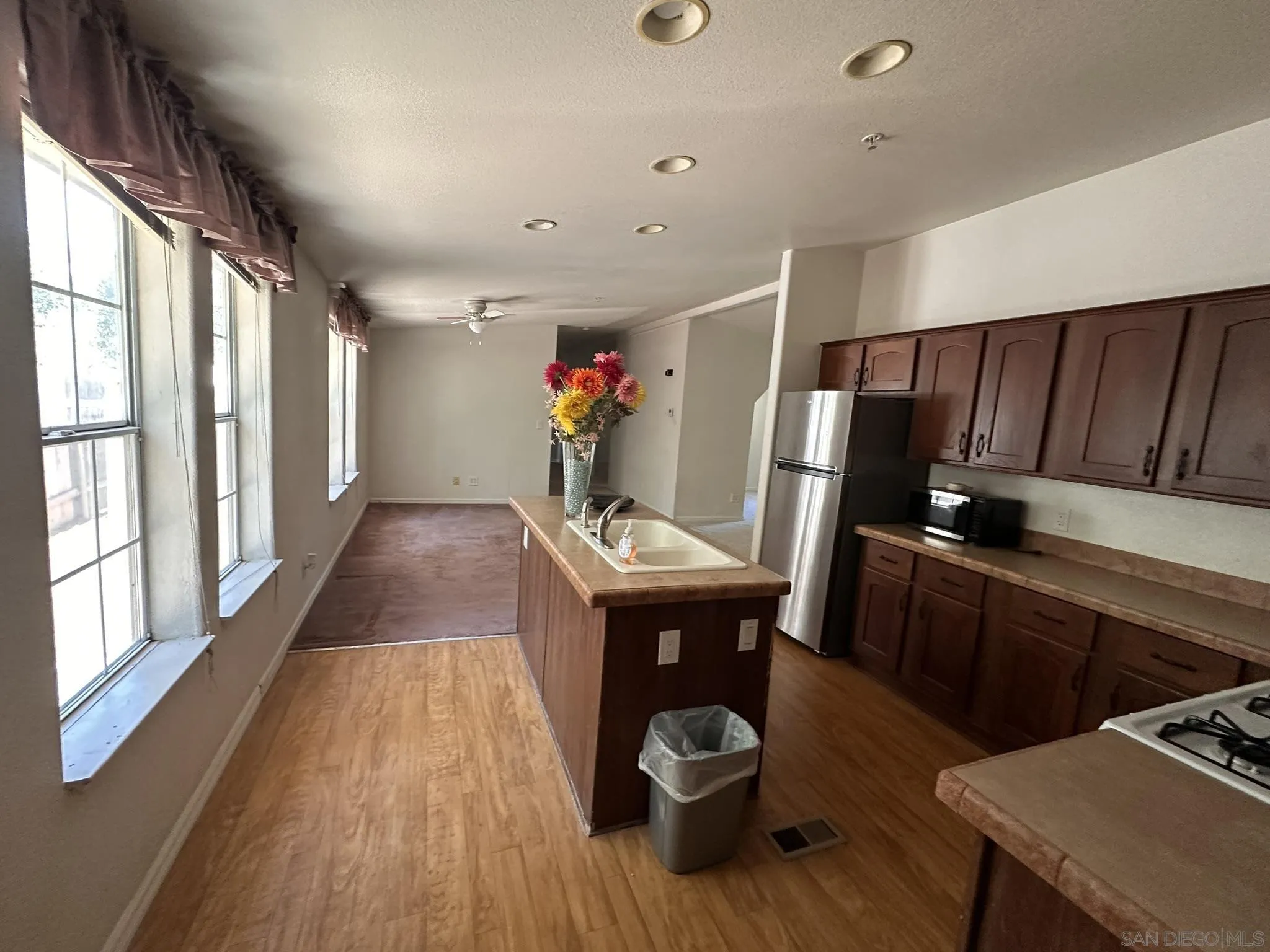 https://cdn.realtyfeed.com/cdn/127/260015795/7a60b94785e32f348236f16fc364aad4.webp