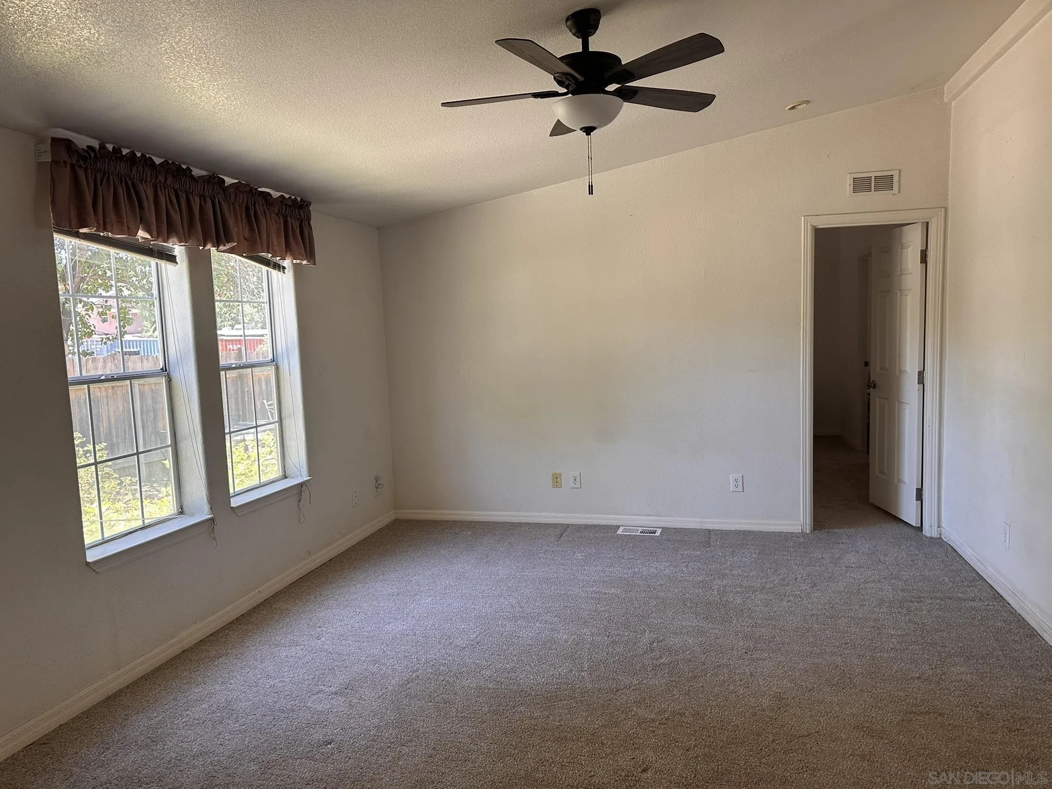 https://cdn.realtyfeed.com/cdn/127/260015795/f2a5a187d2d3b4e2c1563af9bdfd7672.webp