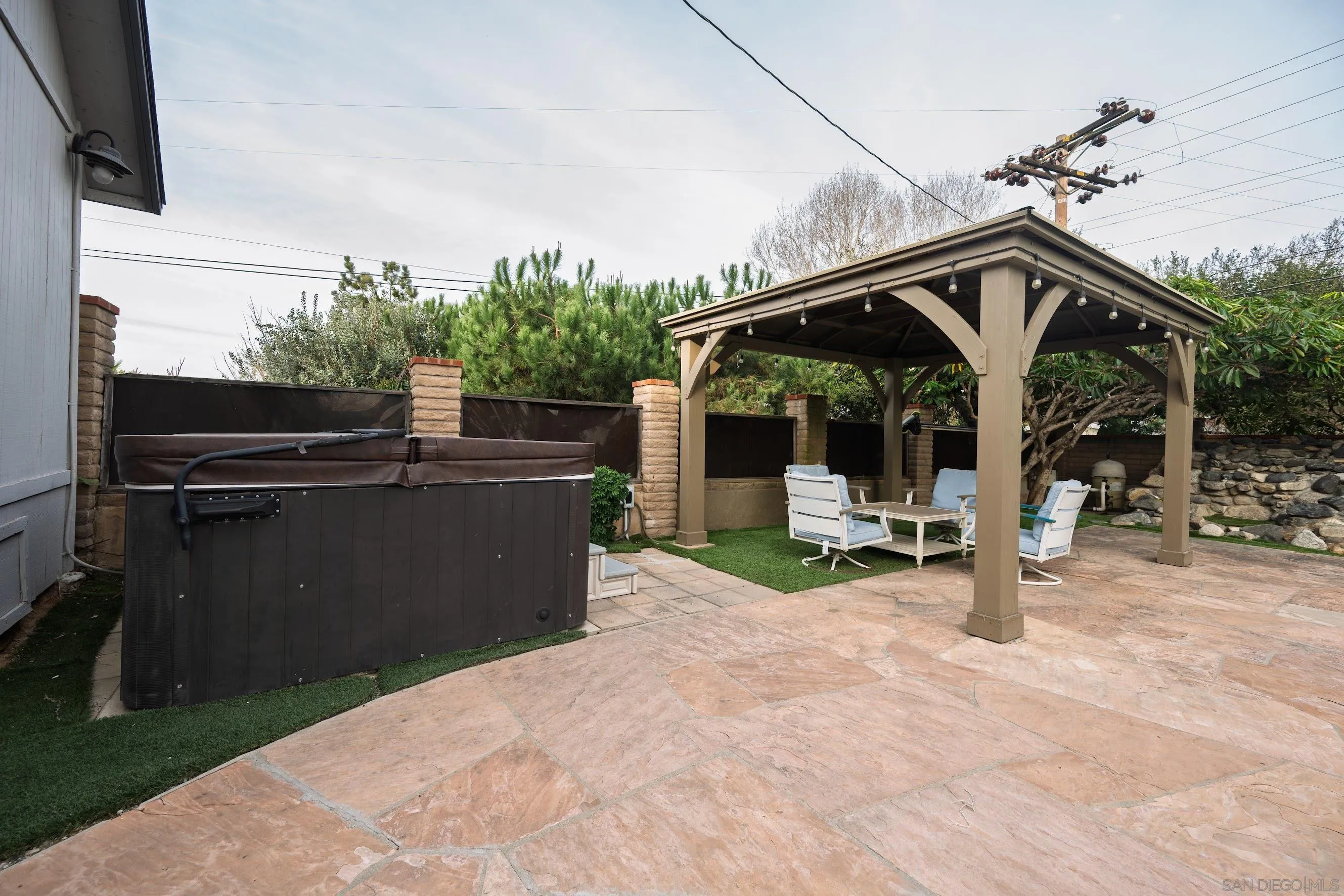 https://cdn.realtyfeed.com/cdn/127/260015796/10b80f87d9f3d14669340b41bb824f0e.webp
