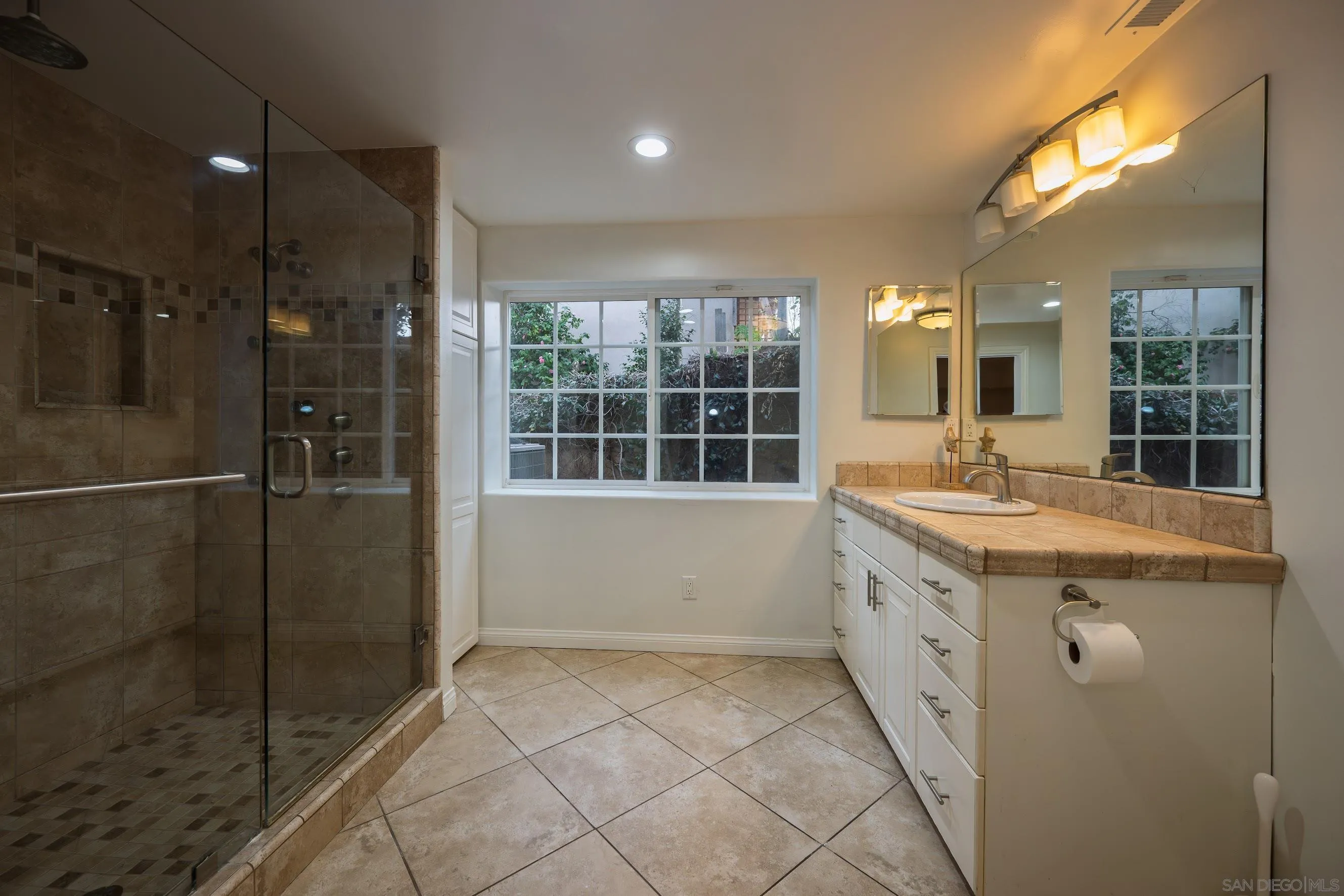 https://cdn.realtyfeed.com/cdn/127/260015796/ed44988f0291e41816e1ffe482f7ffaa.webp