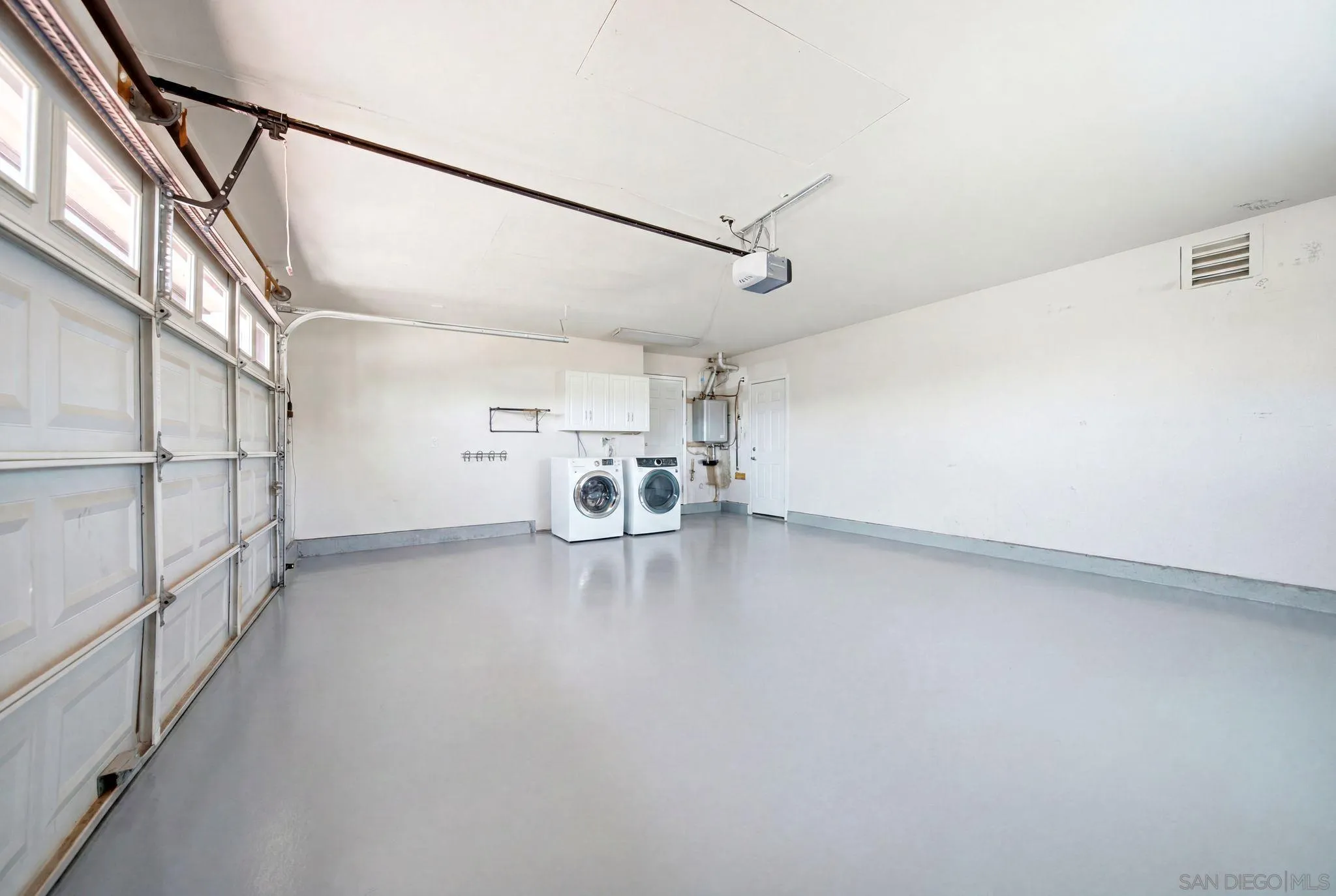 https://cdn.realtyfeed.com/cdn/127/260015807/37effc7c19d01892f70674b7ede5b941.webp