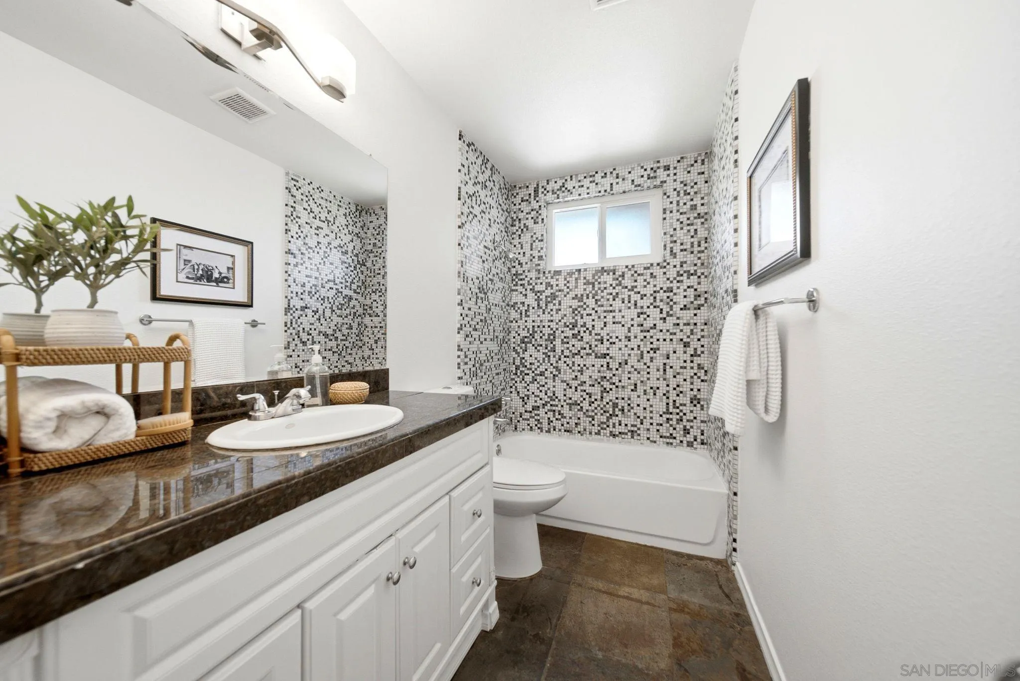 https://cdn.realtyfeed.com/cdn/127/260015807/d9a80805ef2a53e1d3c1ec40ffd7a9e9.webp